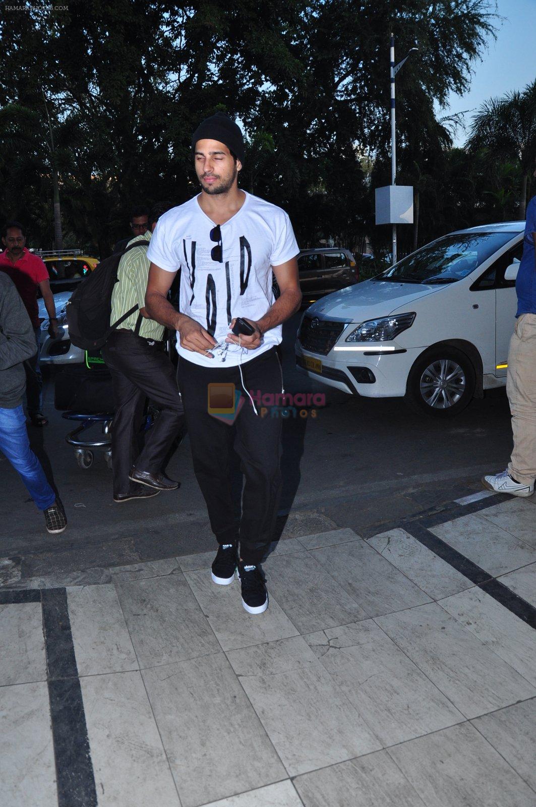 Sidharth Malhotra snapped at airport on 5th March 2016