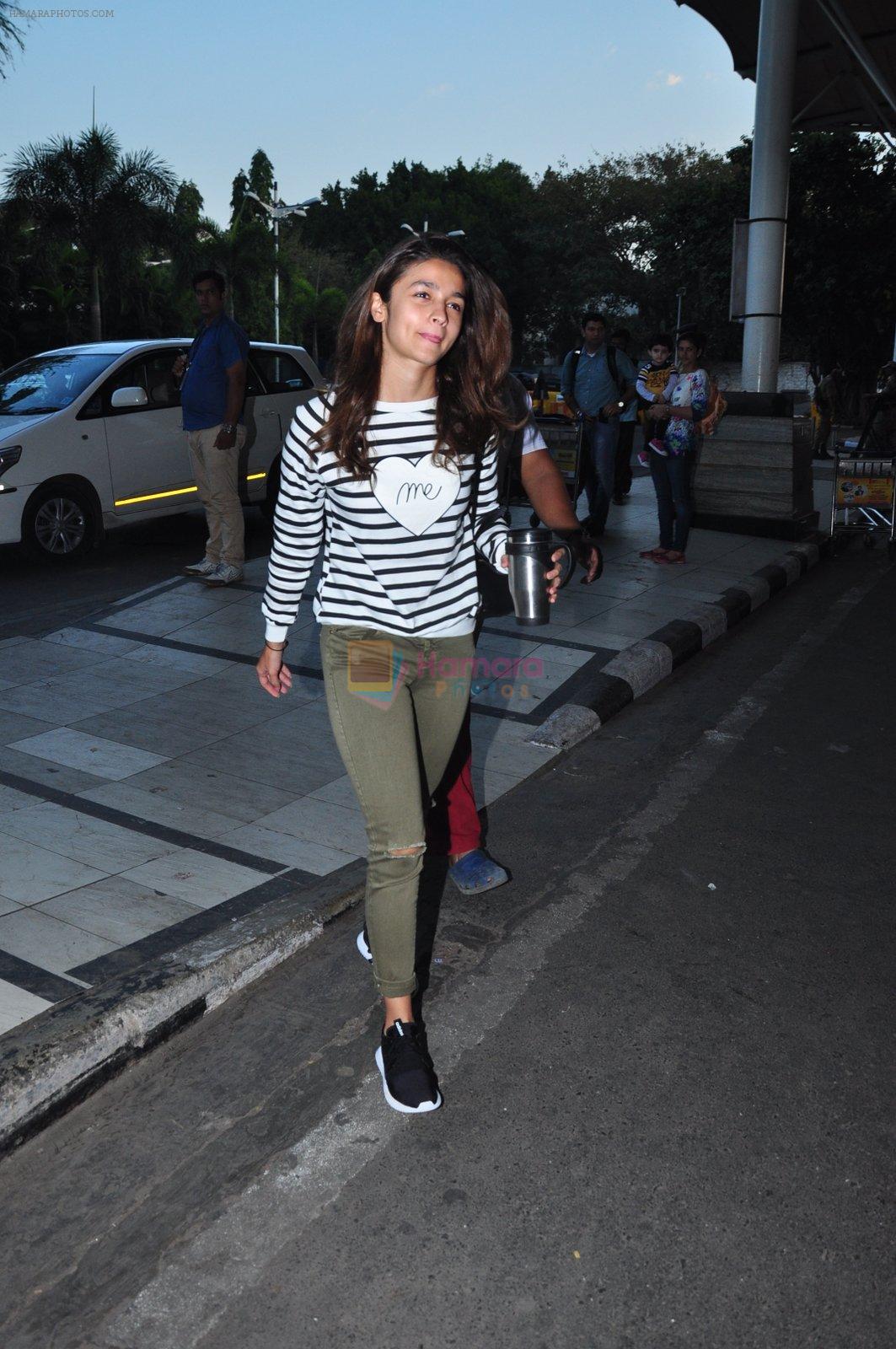Alia Bhatt snapped at airport on 5th March 2016
