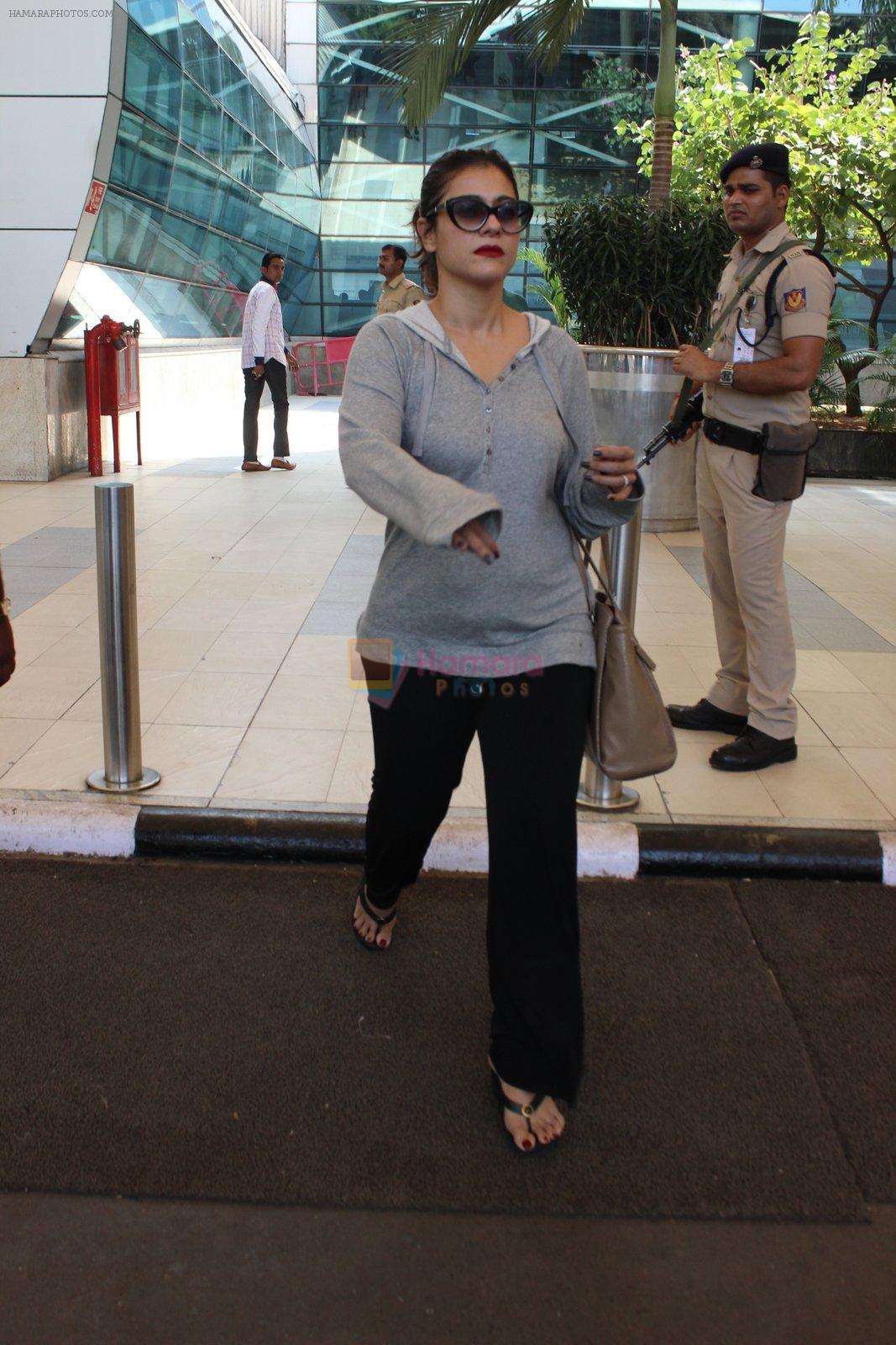 Kajol snapped at airport on 6th March 2016