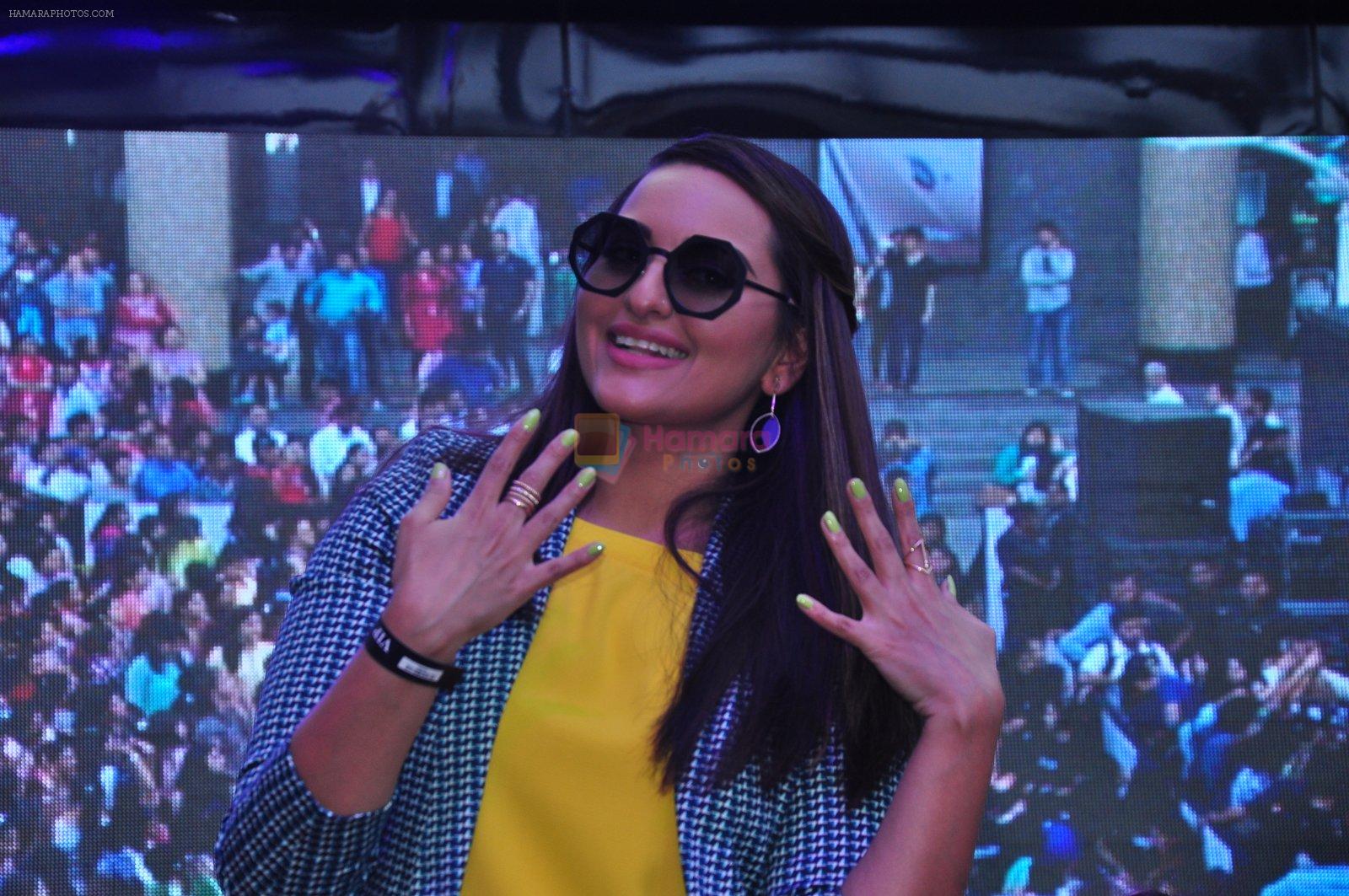 Sonakshi Sinha is now on Guinness Book of Records for painting her nails on Women's Day on 8th March 2016