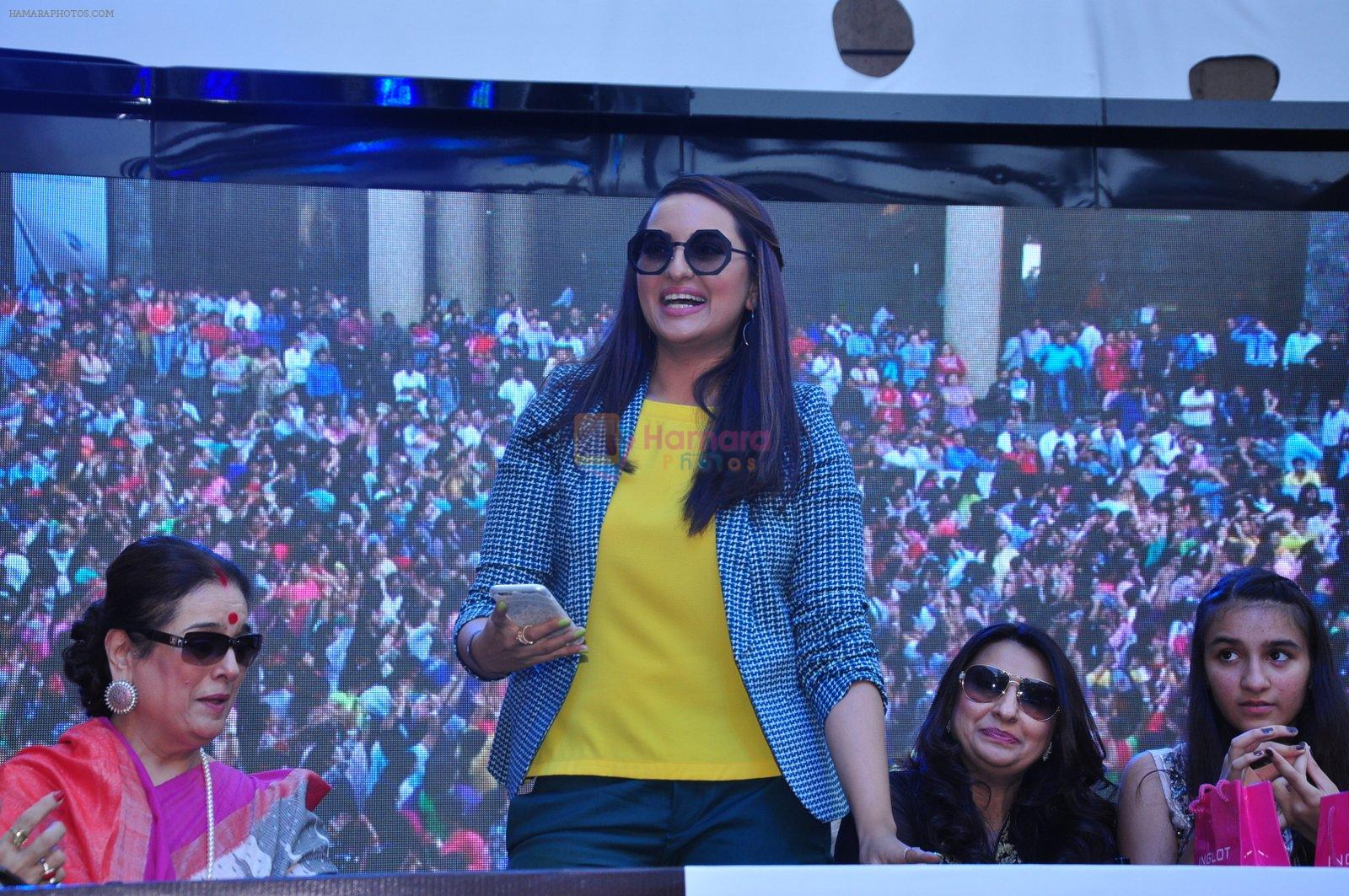 Sonakshi Sinha is now on Guinness Book of Records for painting her nails on Women's Day on 8th March 2016