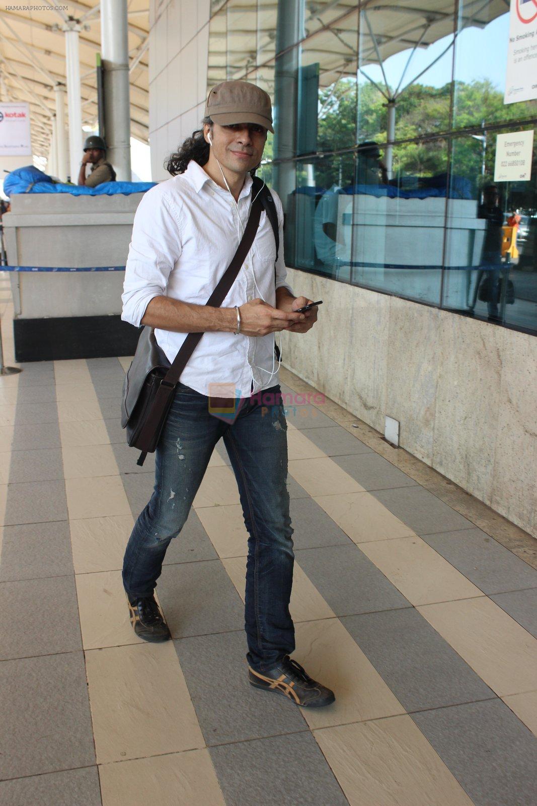 Imtiaz Ali snapped at airport on 10th March 2016