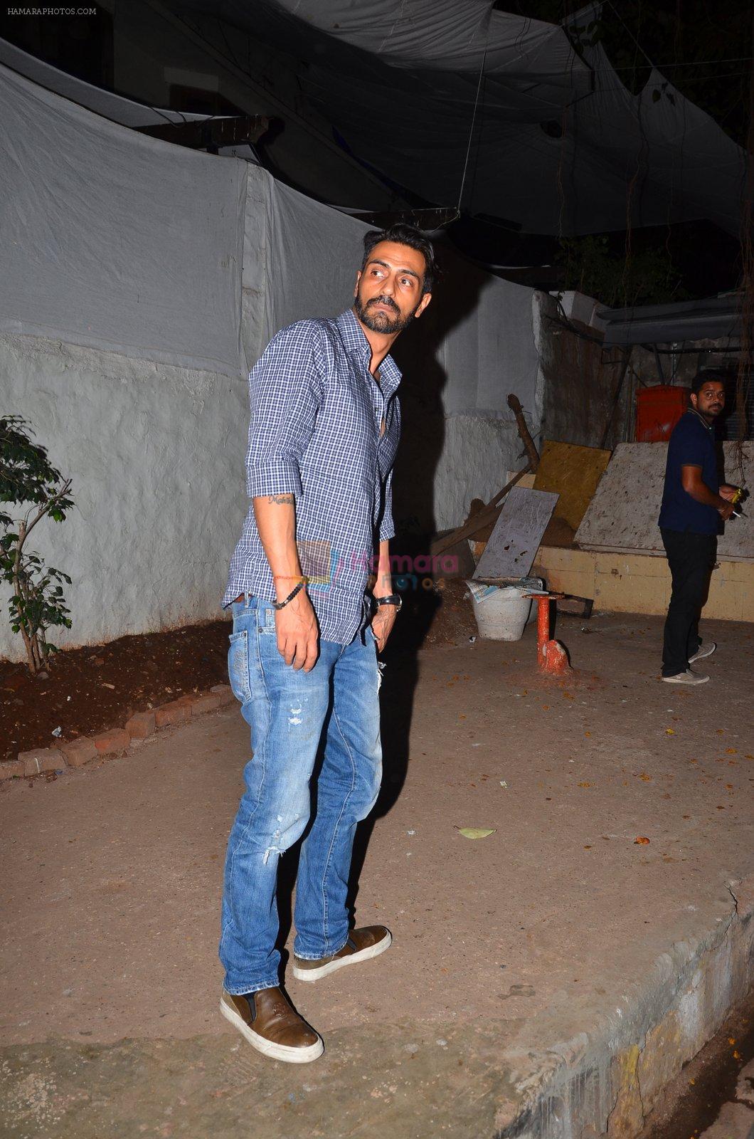 Arjun Rampal snapped post dinner in Bandra on 12th March 2016
