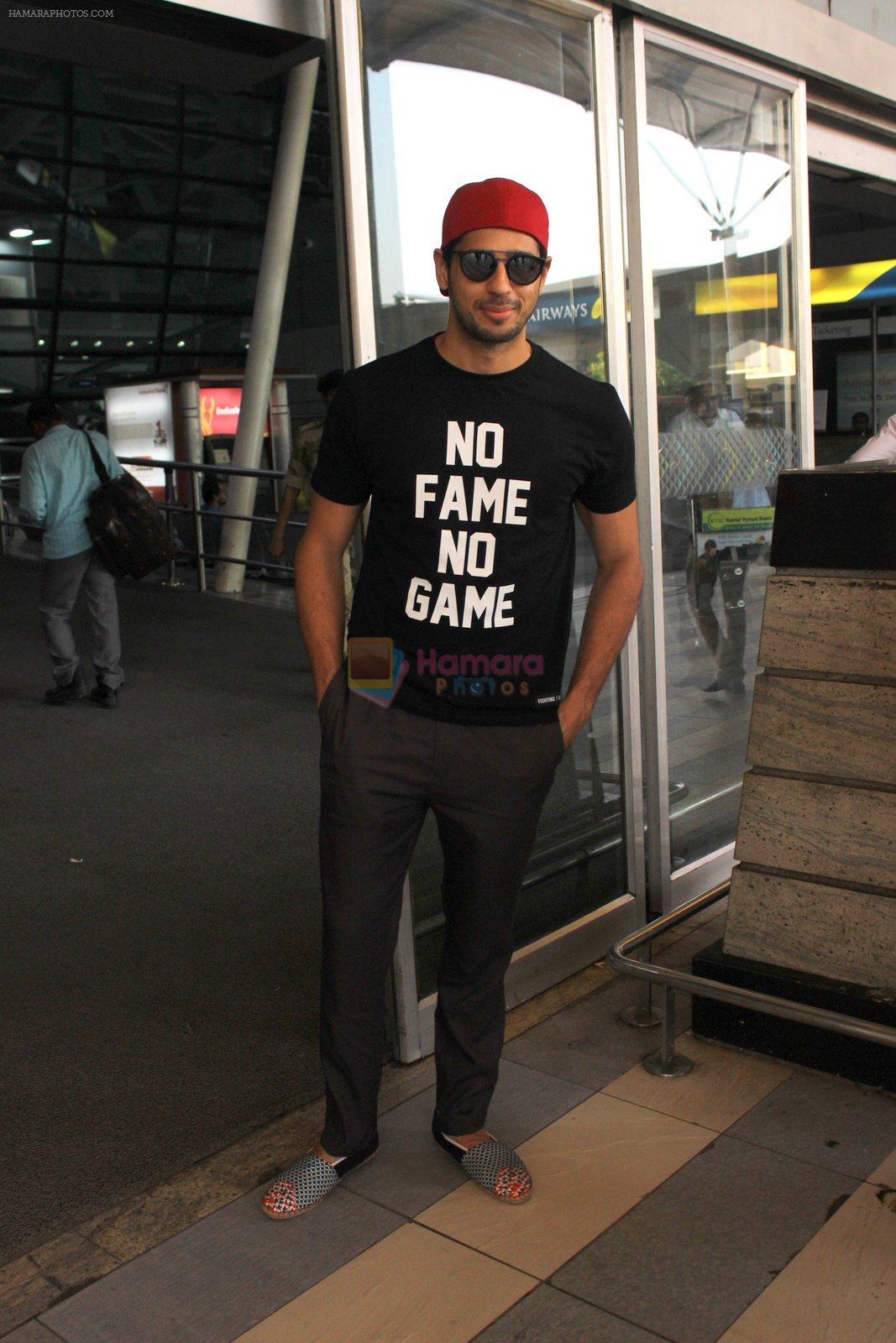 Sidharth Malhotra snapped at the airport on 12th March 2016