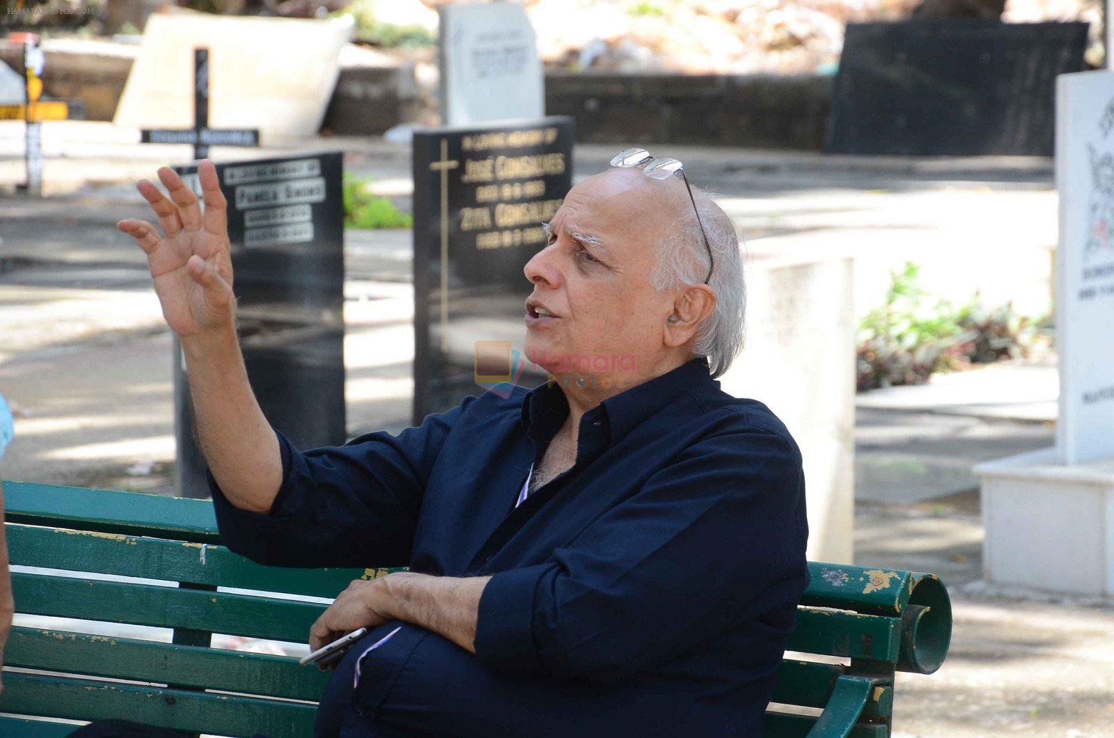 Mahesh Bhatt attend Emraan Hashmi's mothers funeral on 13th March 2016