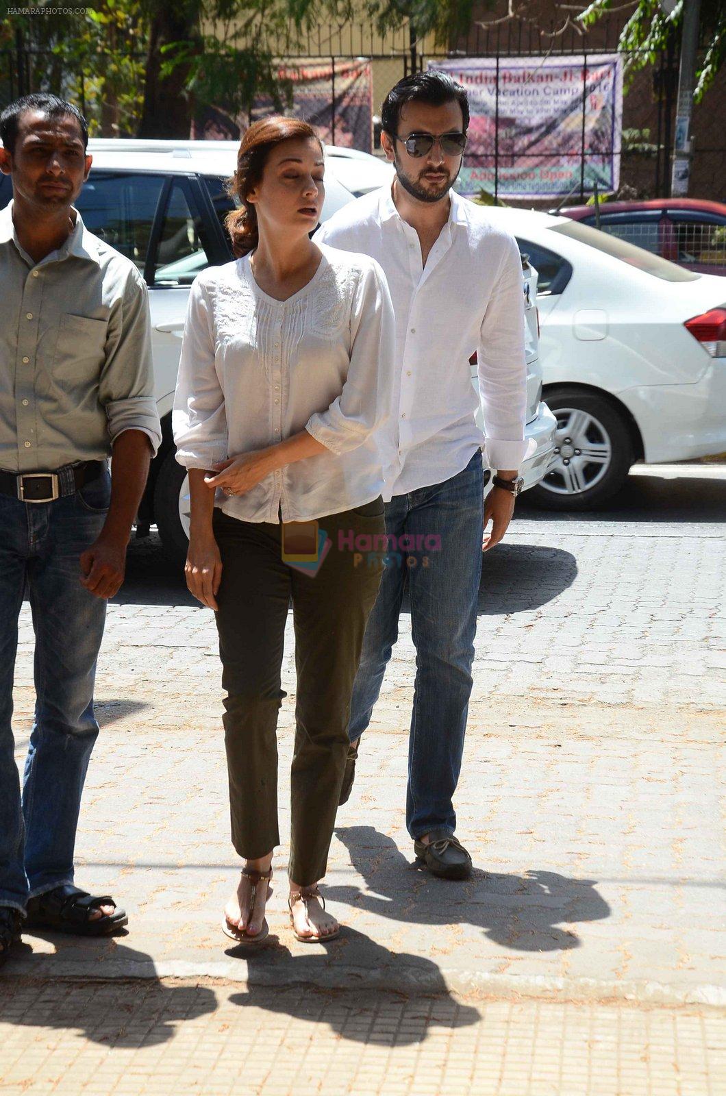 Dia Mirza attend Emraan Hashmi's mothers funeral on 13th March 2016