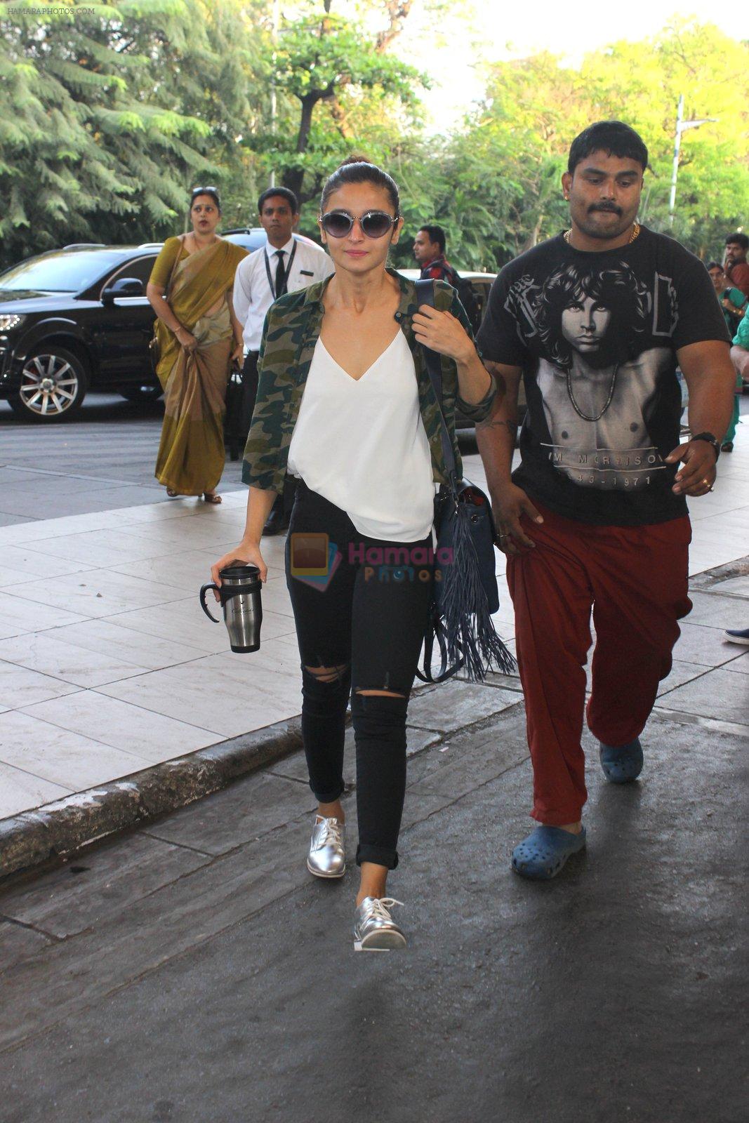 Alia Bhatt snapped at the airport on 12th March 2016