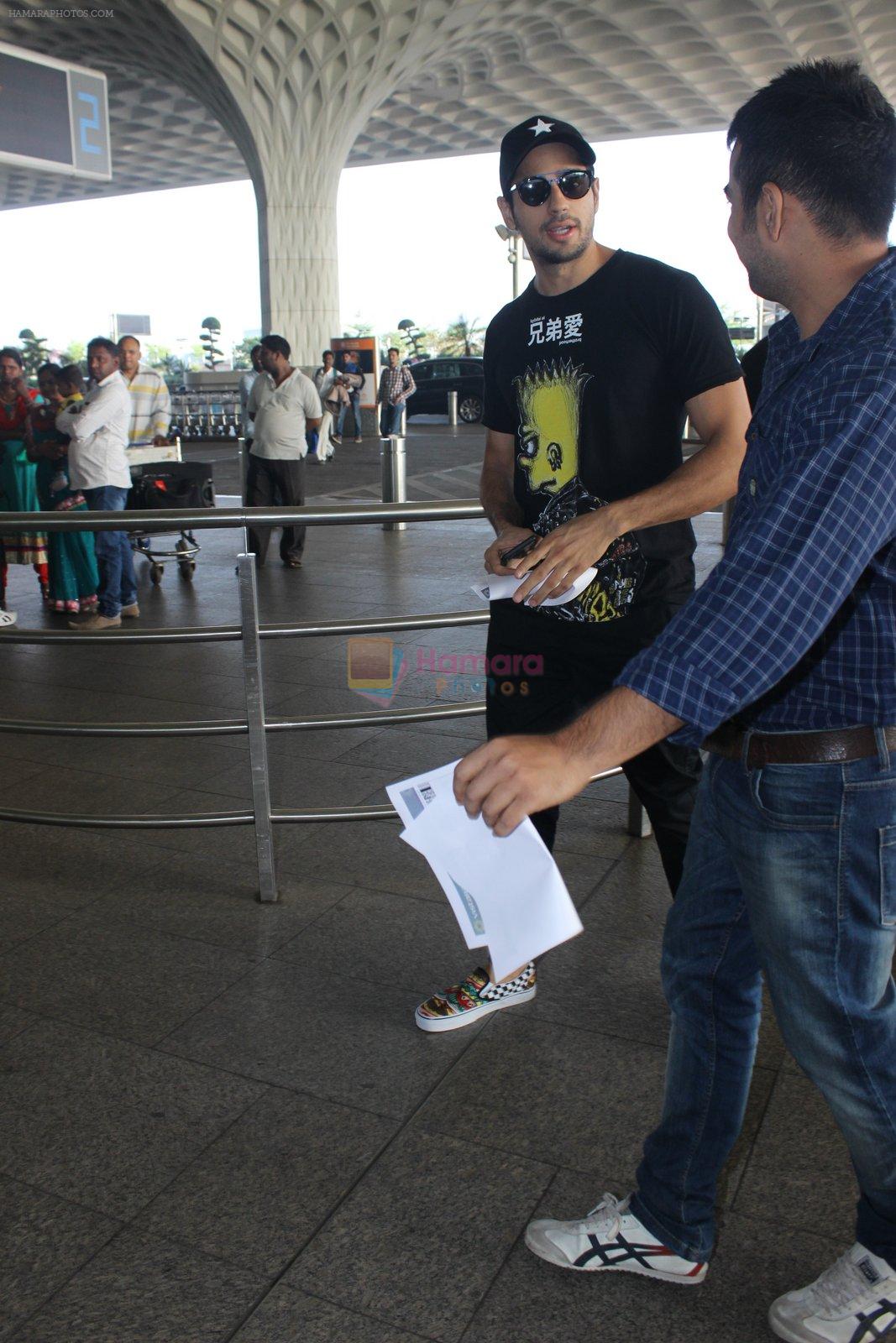 Sidharth Malhotra snapped at airport on 14th March 2016