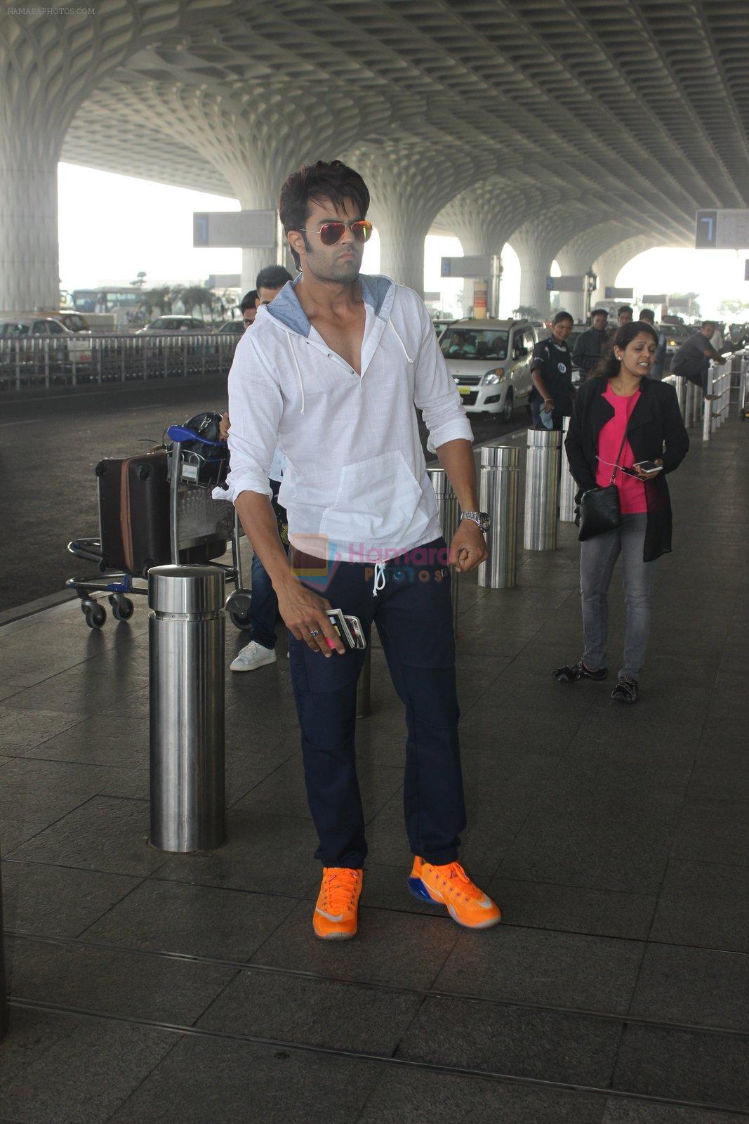 Manish Paul snapped at airport on 17th March 2016