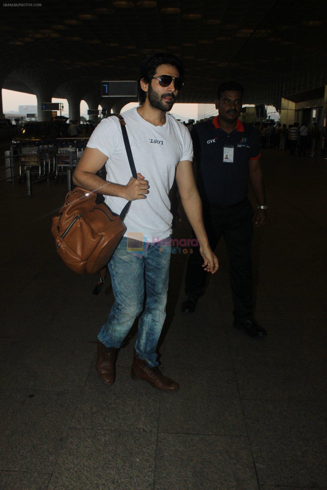 Kartik Aaryan snapped at airport on 17th March 2016