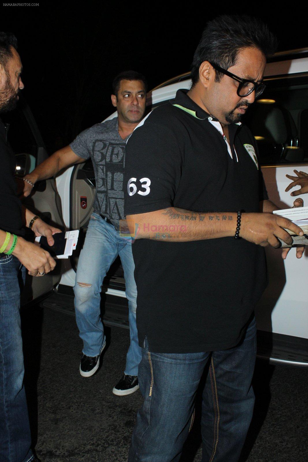 Salman Khan snapped at airport on 17th March 2016