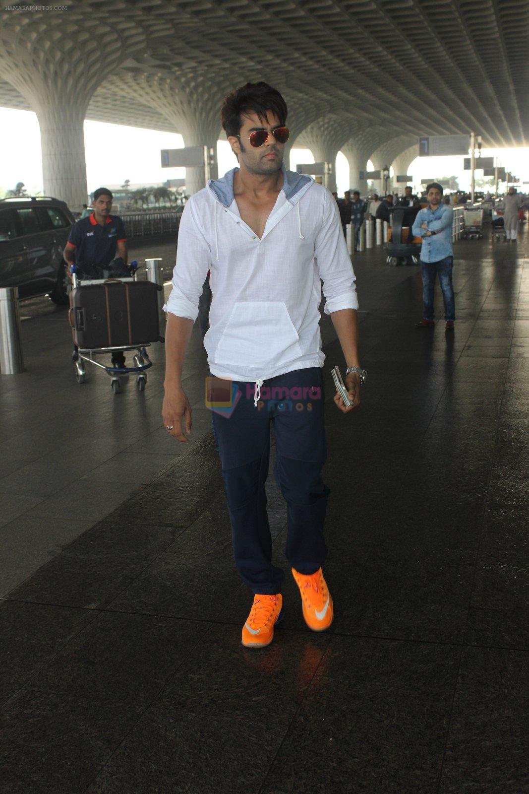 Manish Paul snapped at airport on 17th March 2016
