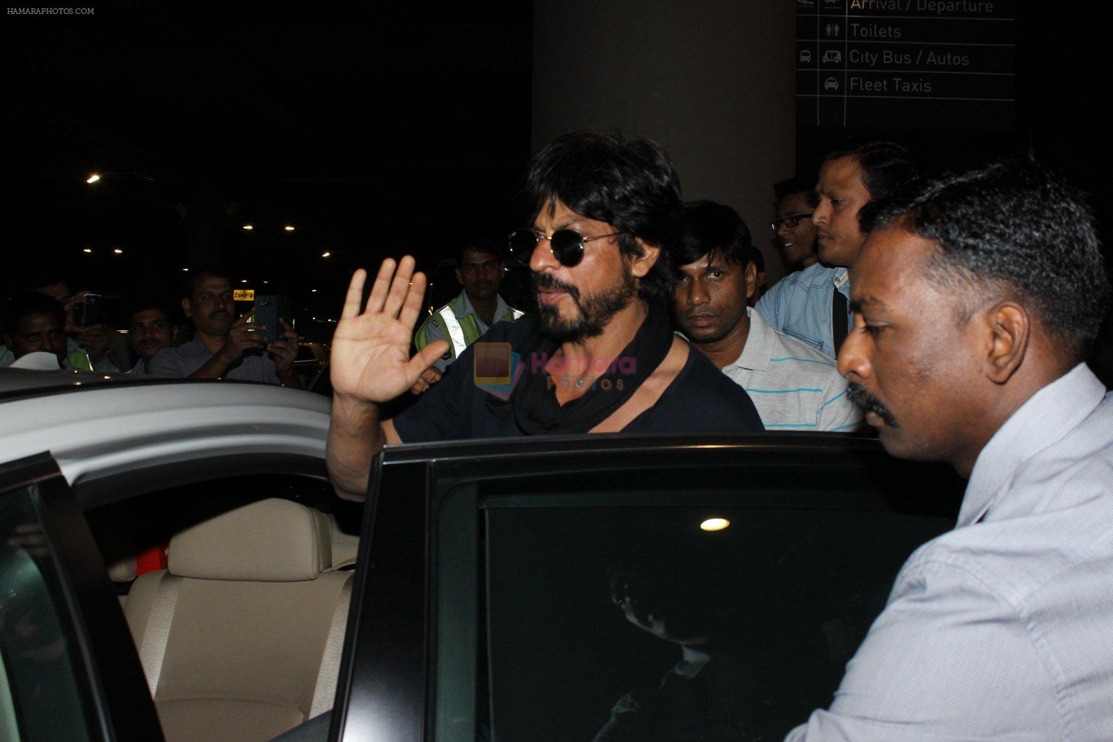 Shahrukh Khan snapped at airport on 20th March 2016