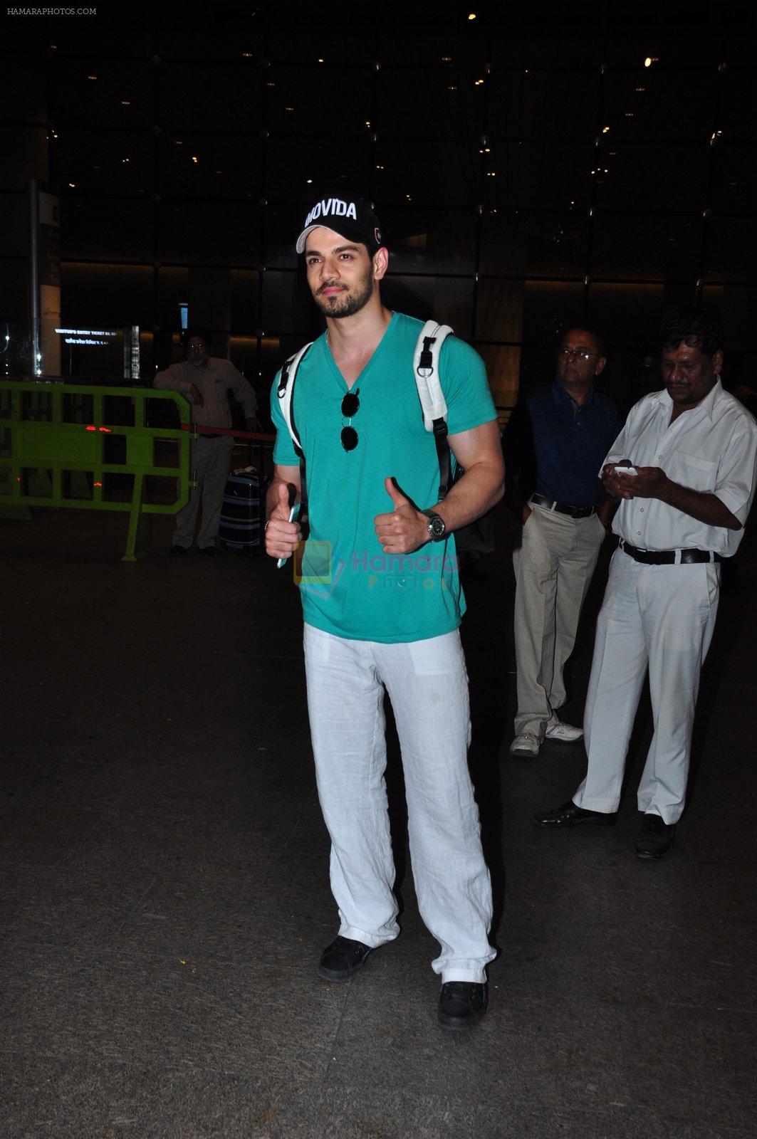 Sooraj Pancholi snapped at airport on 21st March 2016