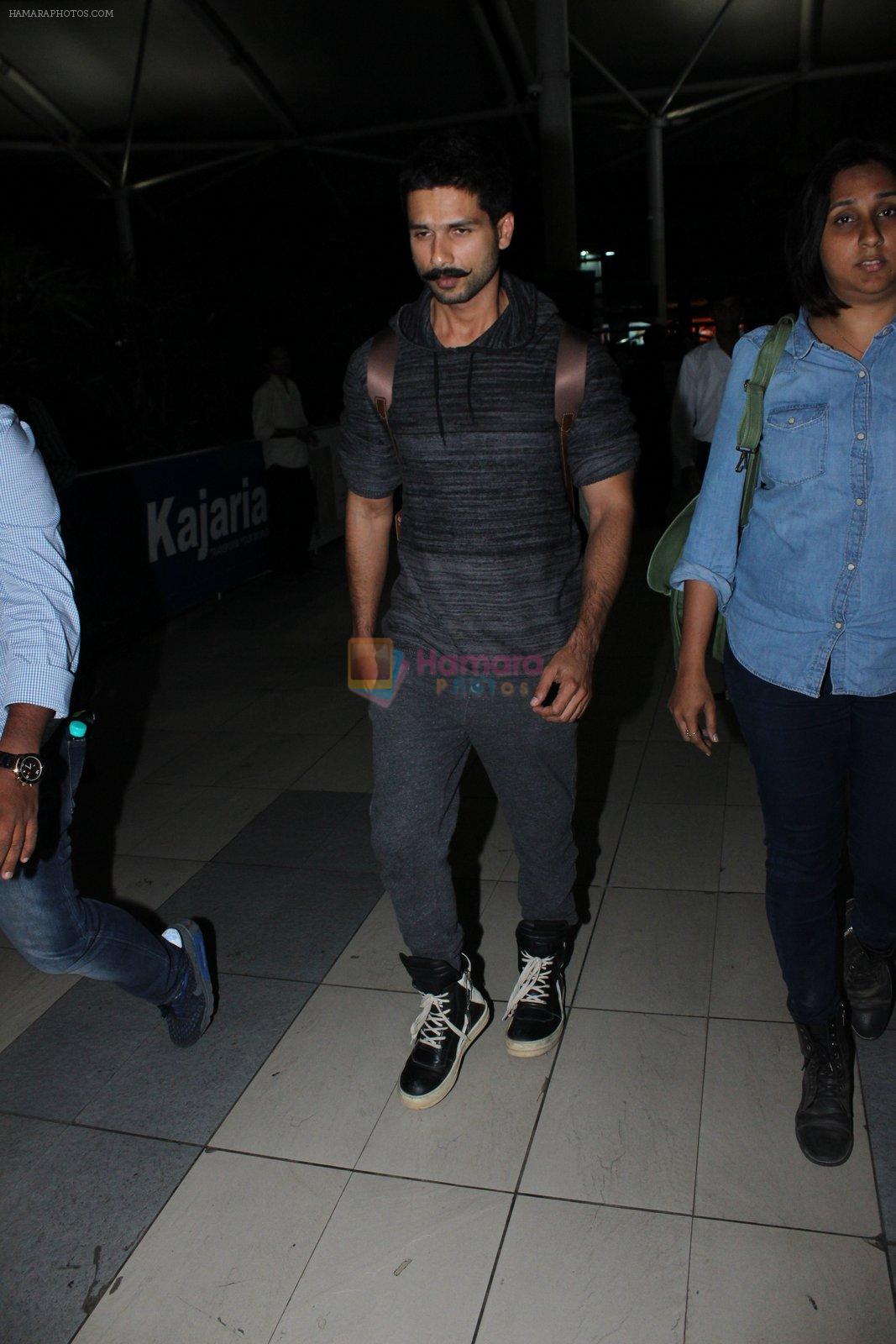 Shahid Kapoor snapped at airport on 21st March 2016