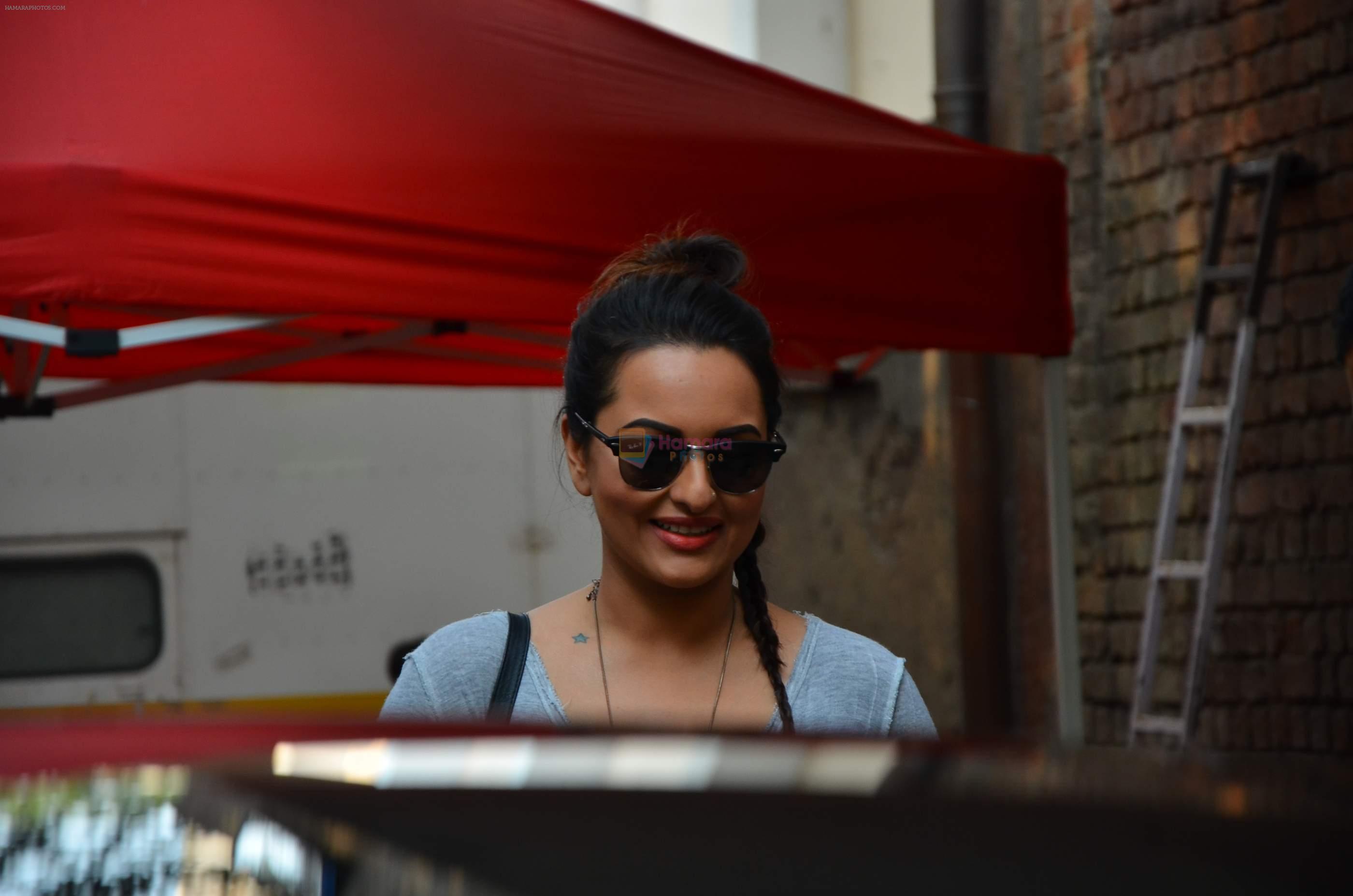 sonakshi Sinha snapped in Mumbai on 25th March 2016