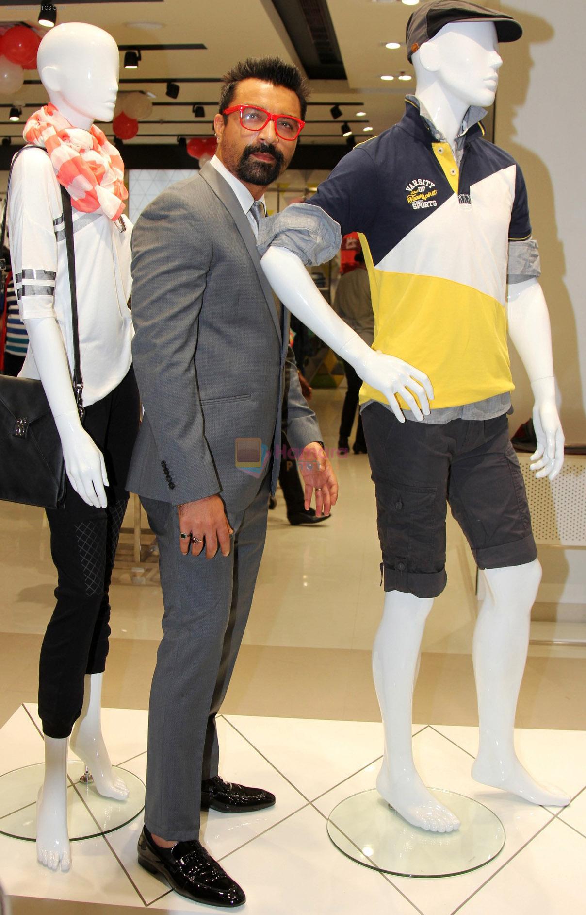 Ajaz Khan at the launch of Reliance Trends Store at infinity 2, Malad, Mumbai.1