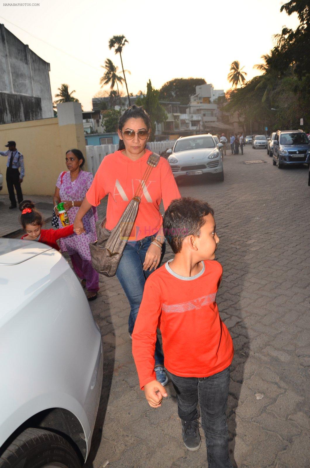 manyata dutt snapped with kids on 27th March 2016