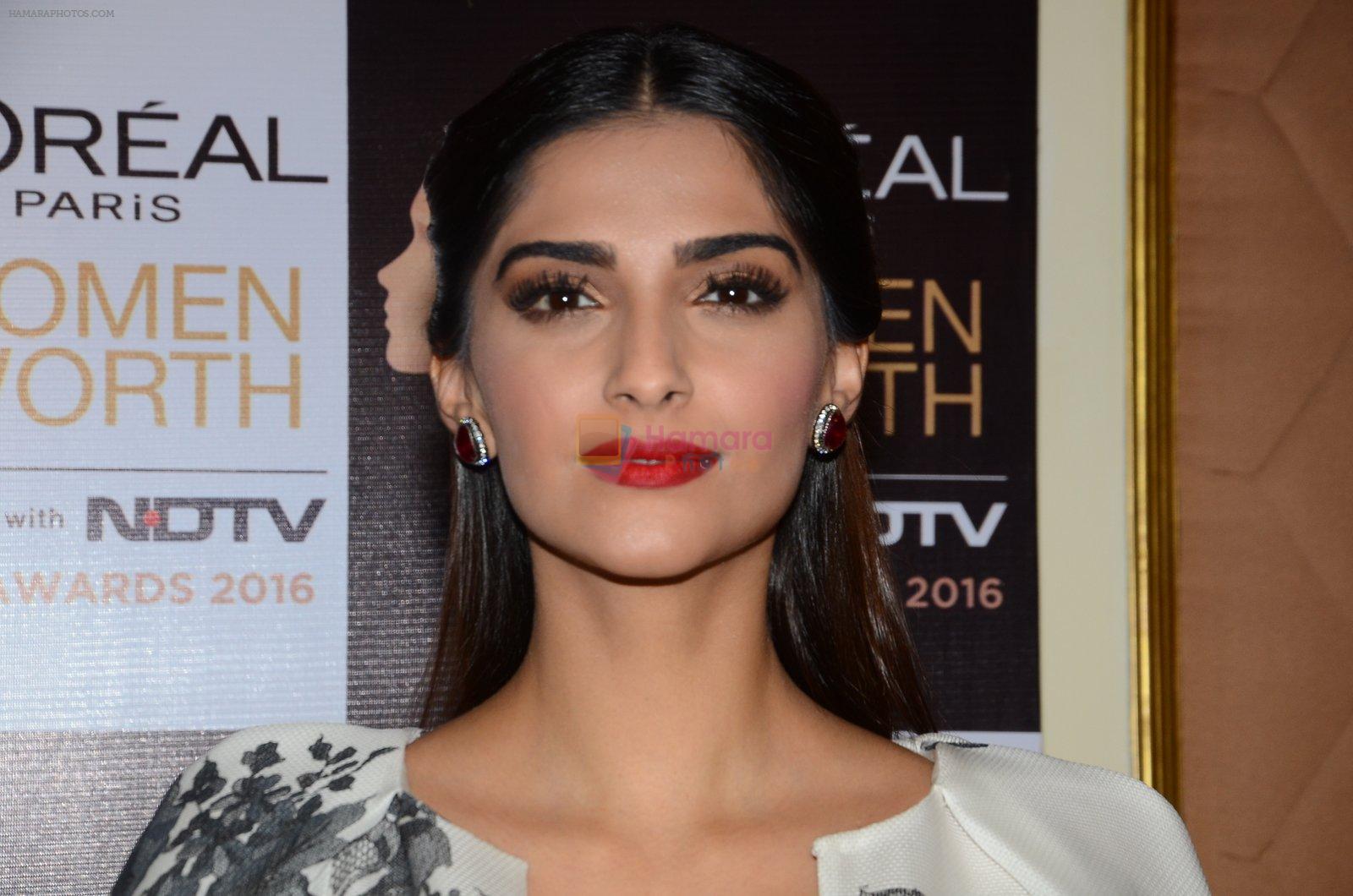 Sonam Kapoor at NDTV Loreal Women of Worth Awards on 28th March 2016