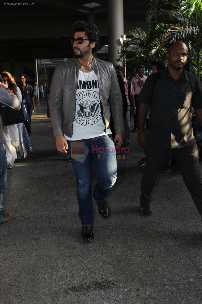 Arjun Kapoor snapped at airport on 29th March 2016
