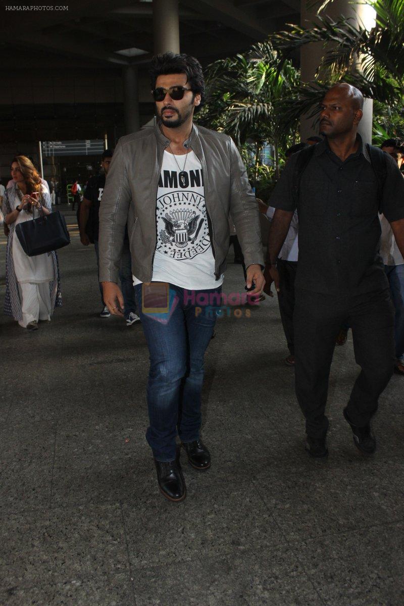 Arjun Kapoor snapped at airport on 29th March 2016