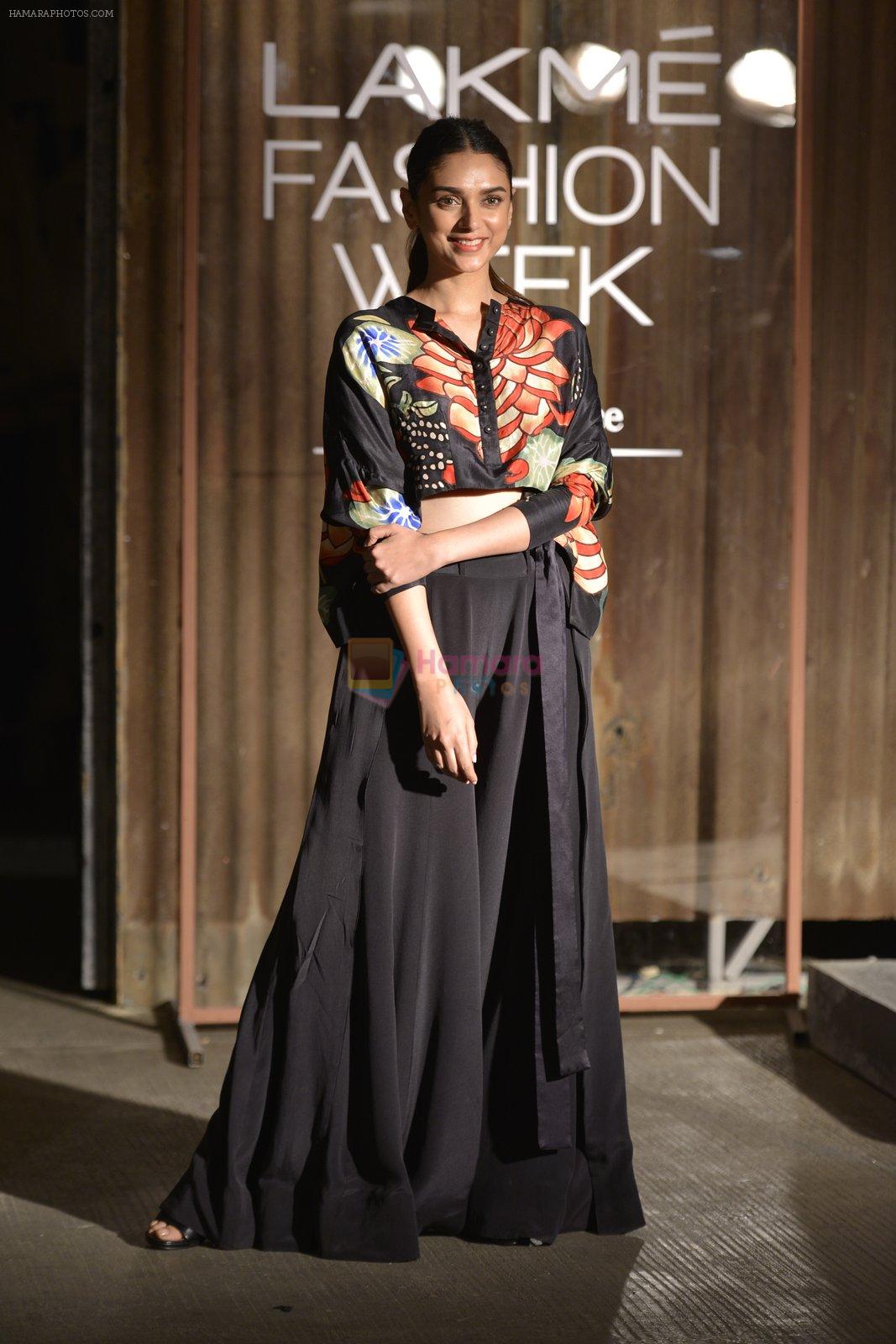 Aditi Rao Hydari at Anand Kabra's show for LFW 2016 on 30th March 2016