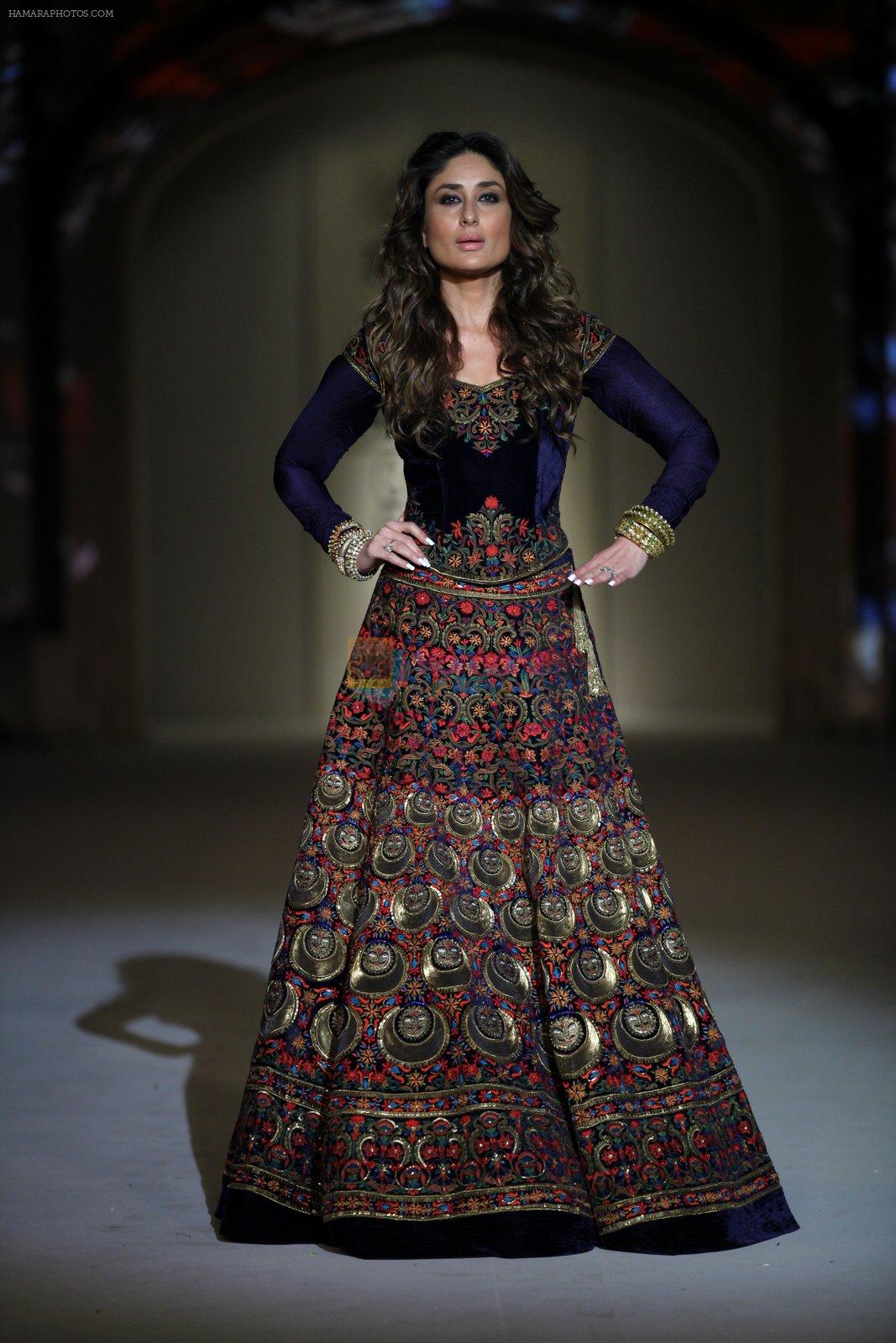 Kareena Kapoor at the grand finale for Rohit Bal Show at Lakme Fashion Week on 3rd April 2016