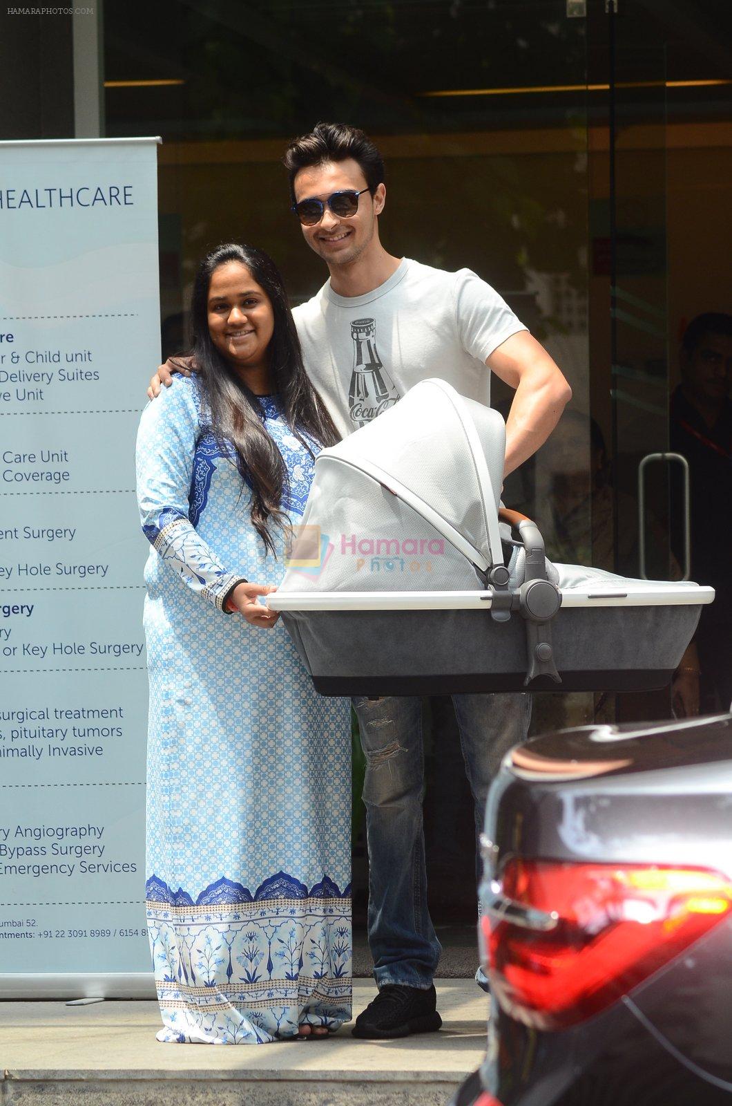 Arpita Khan leaves hospital with baby on 5th April 2016