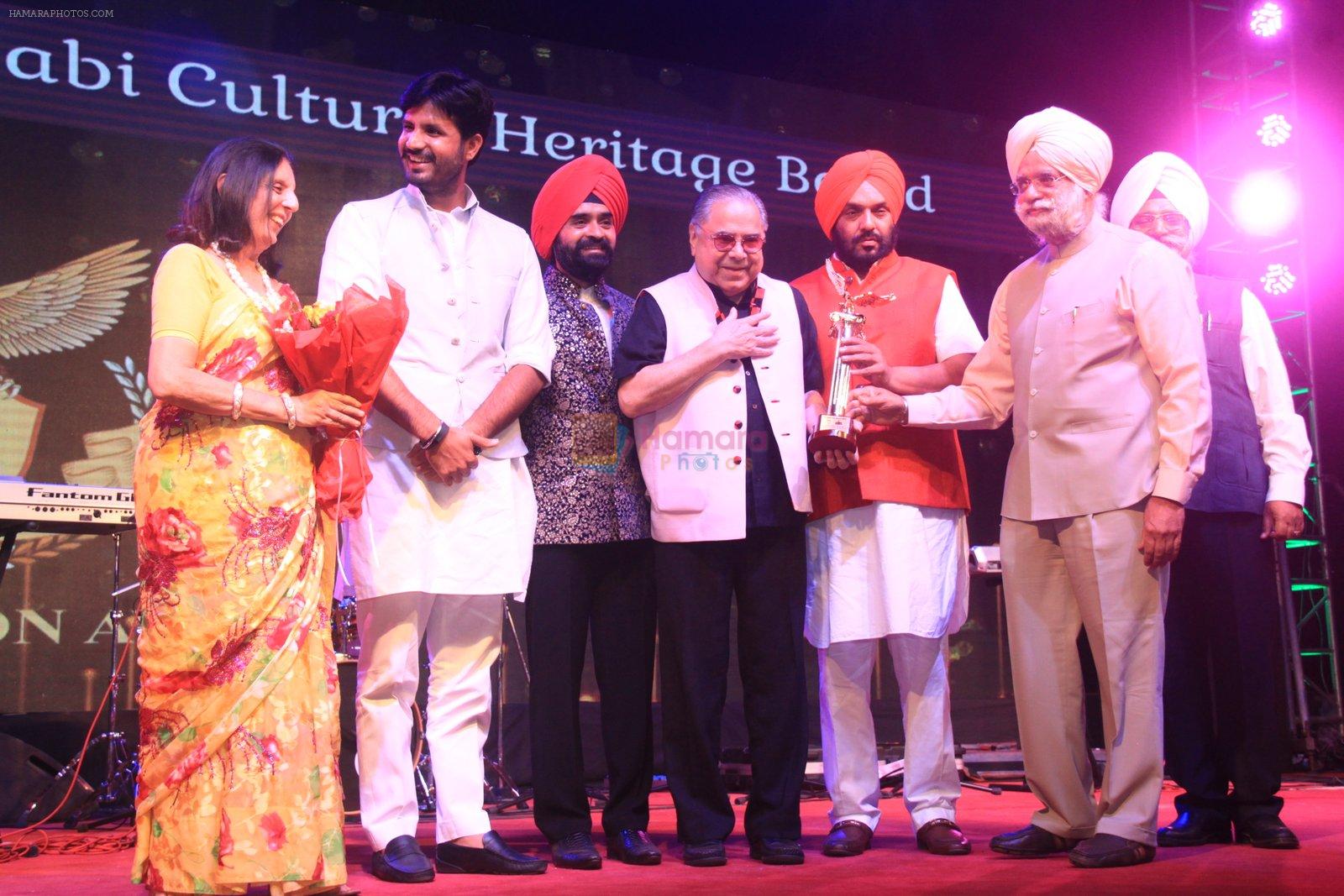 Dabur Group Chairman Emeritus Vivek Chand Burman receiving Punjabi Icon Award organised by Punjabi Cultural Heritage Board President Charan Singh Sapra