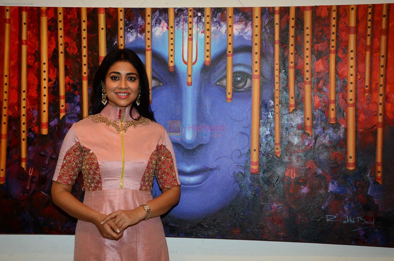Shriya Saran at art exhibition in Mumbai on 18th April 2016