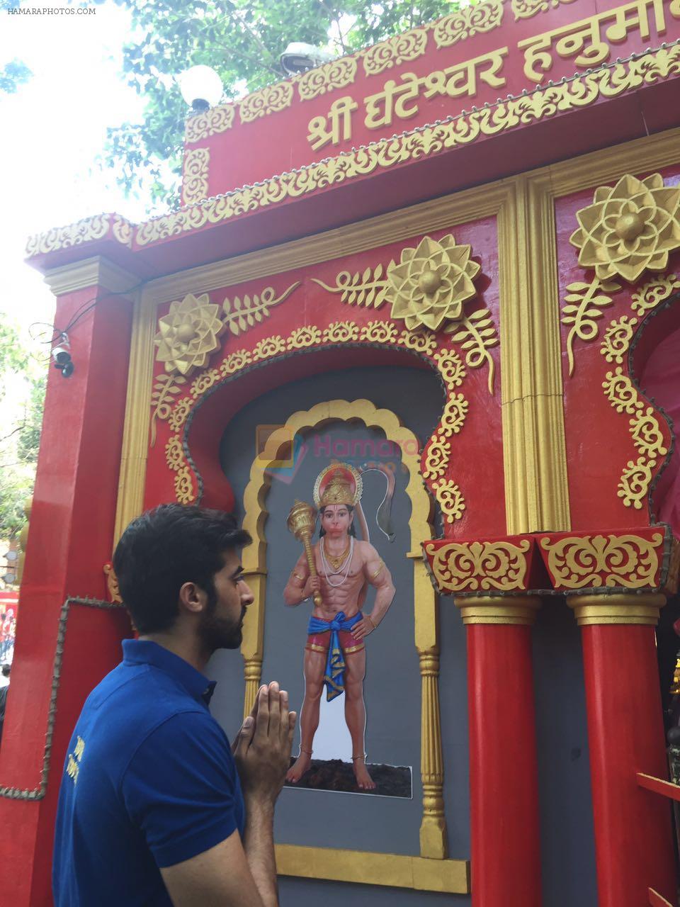 Akshay Oberoi visited the famous Ghanteshwar Hanuman Temple in Mumbai to seek blessings for his film Laal Rang on 22nd April 2016