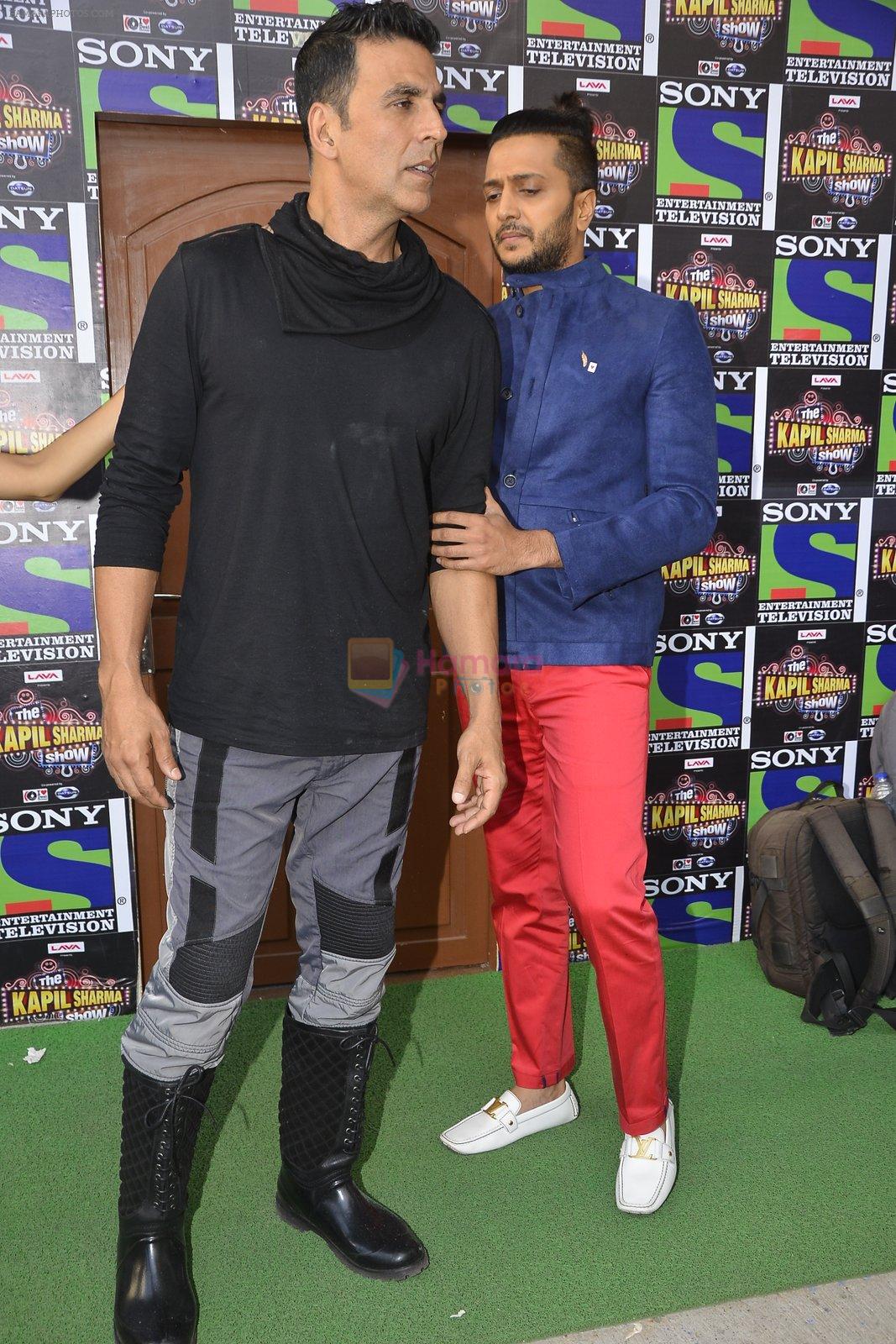 Akshay Kumar, Riteish Deshmukh at Housefull 3 on the sets of The Kapil Sharma show on 9th May 2016