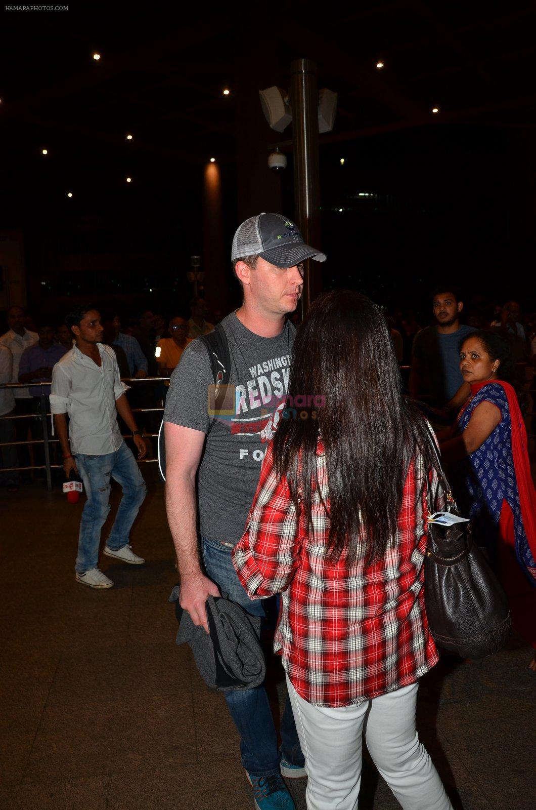Preity zinta with husband snapped in Mumbai on 12th May 2016