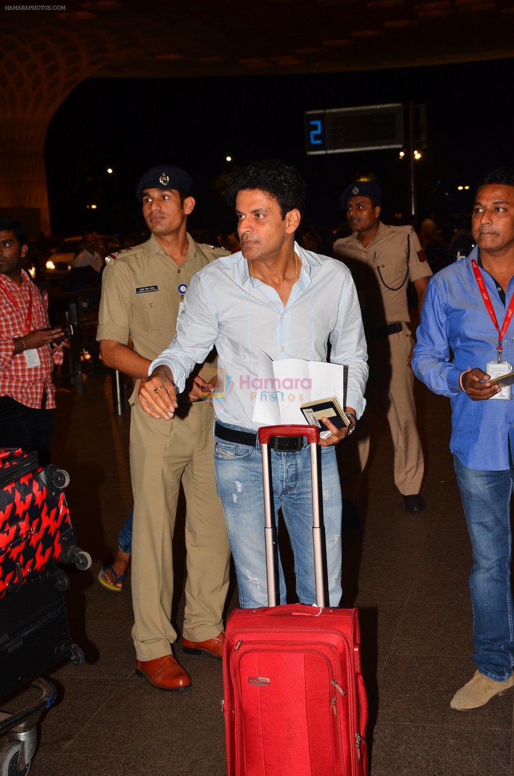 Manoj Bajpai snapped at airport in Mumbai on 12th May 2016
