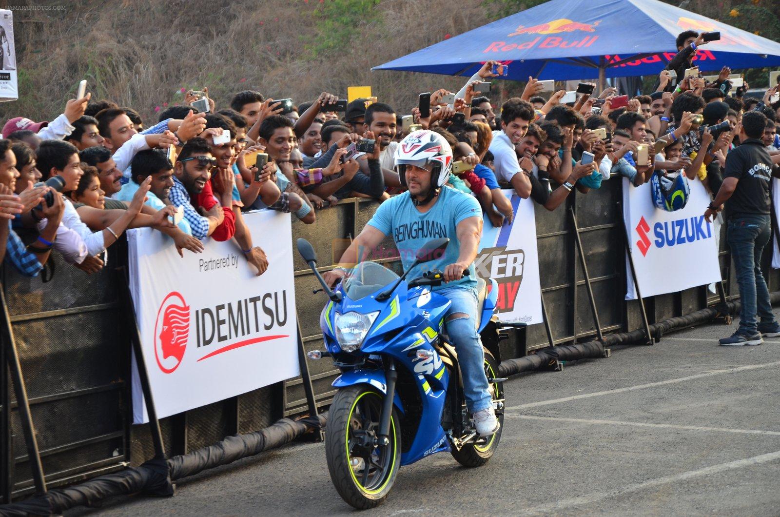 Salman Khan at bike stunt event in Mumbai on 14th May 2016