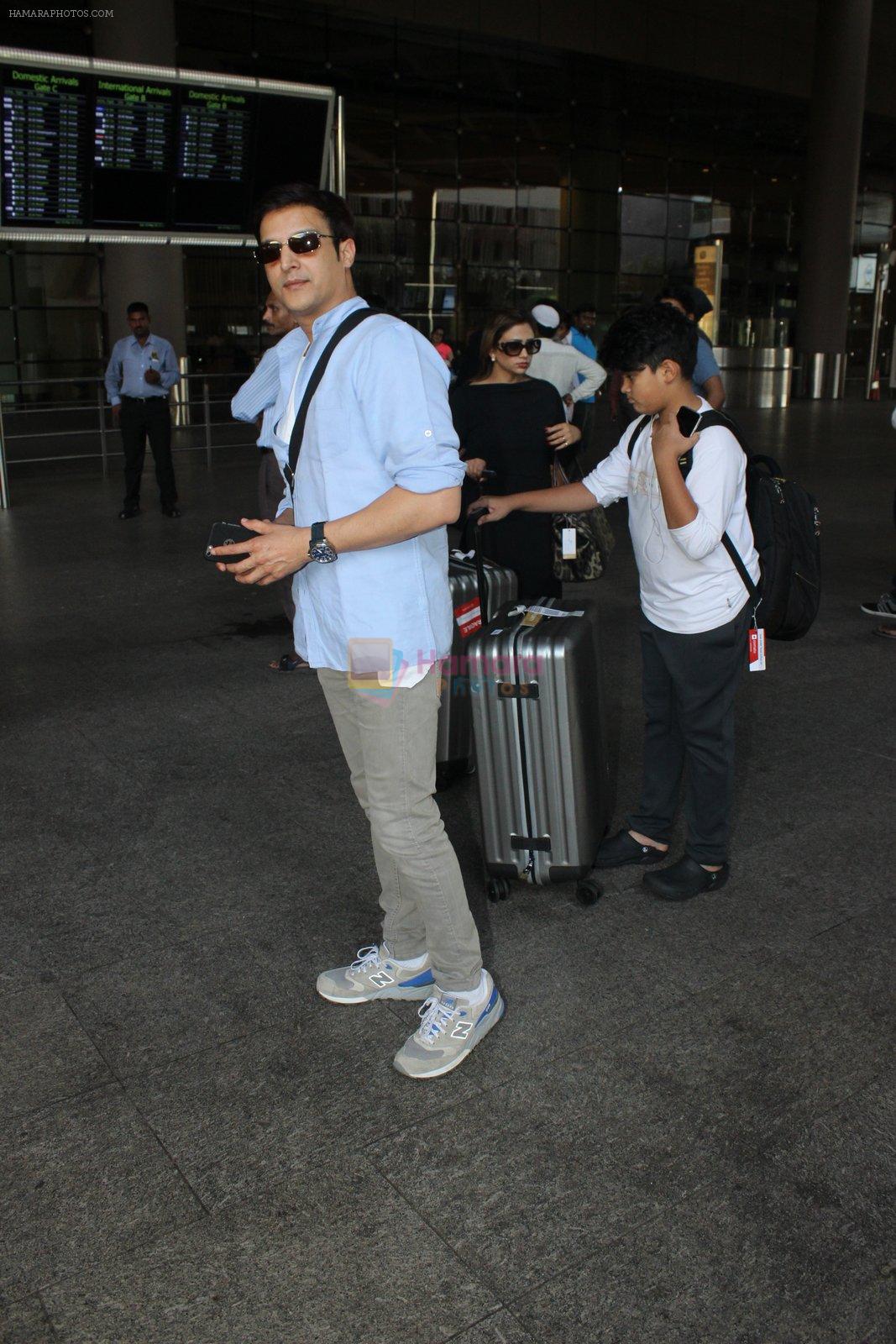Jimmy Shergill snapped at airport on 15th May 2016