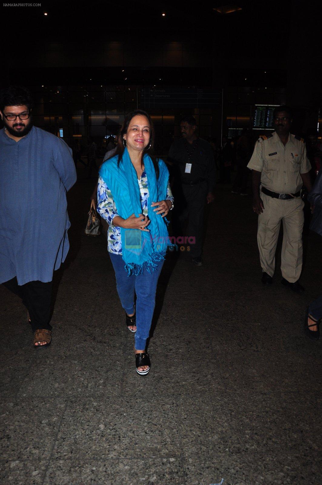 Smita Thackeray snapped at airport on 16th May 2016