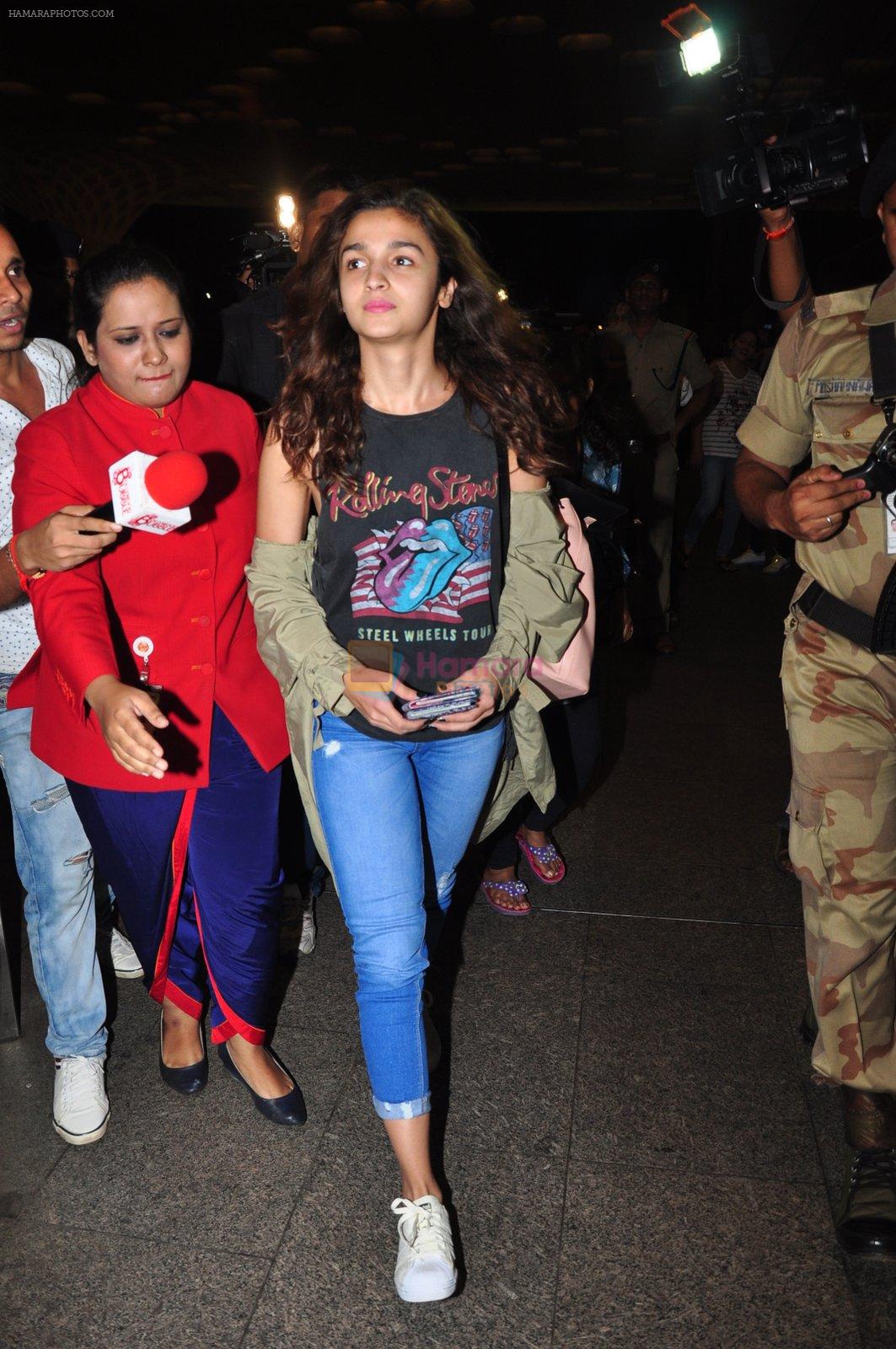 Alia Bhatt snapped leaving for Singapore to shoot for a song sequence in Gauri Shinde's next on 16th May 2016
