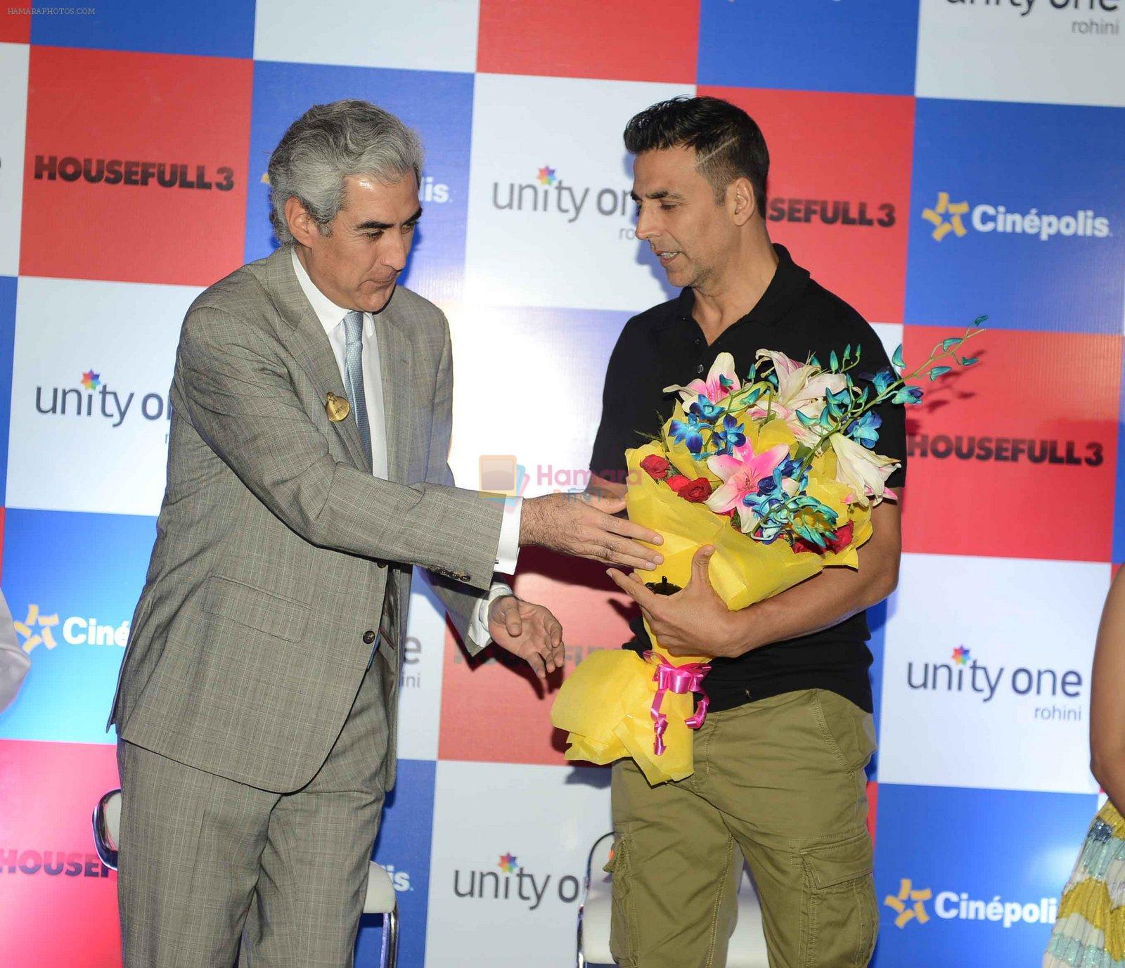 Akshay Kumar with Housefull 3 team in Delhi on 25th May 2016