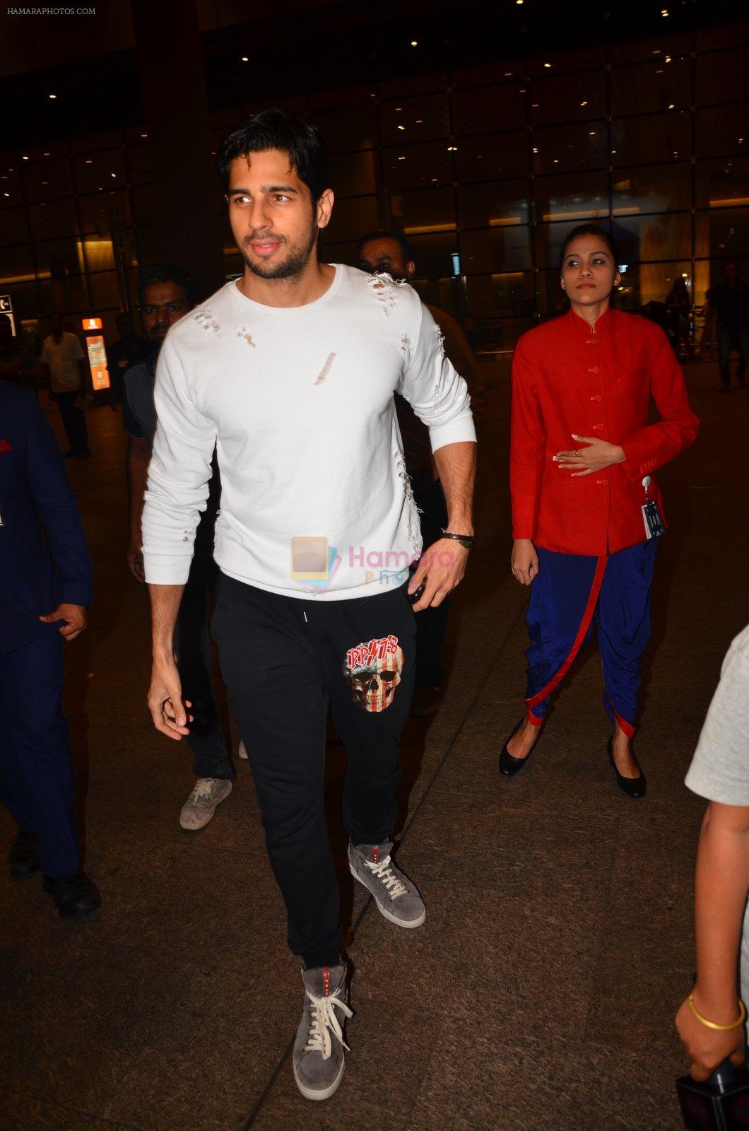 Sidharth Malhotra snapped at airport in Mumbai on 25th May 2016