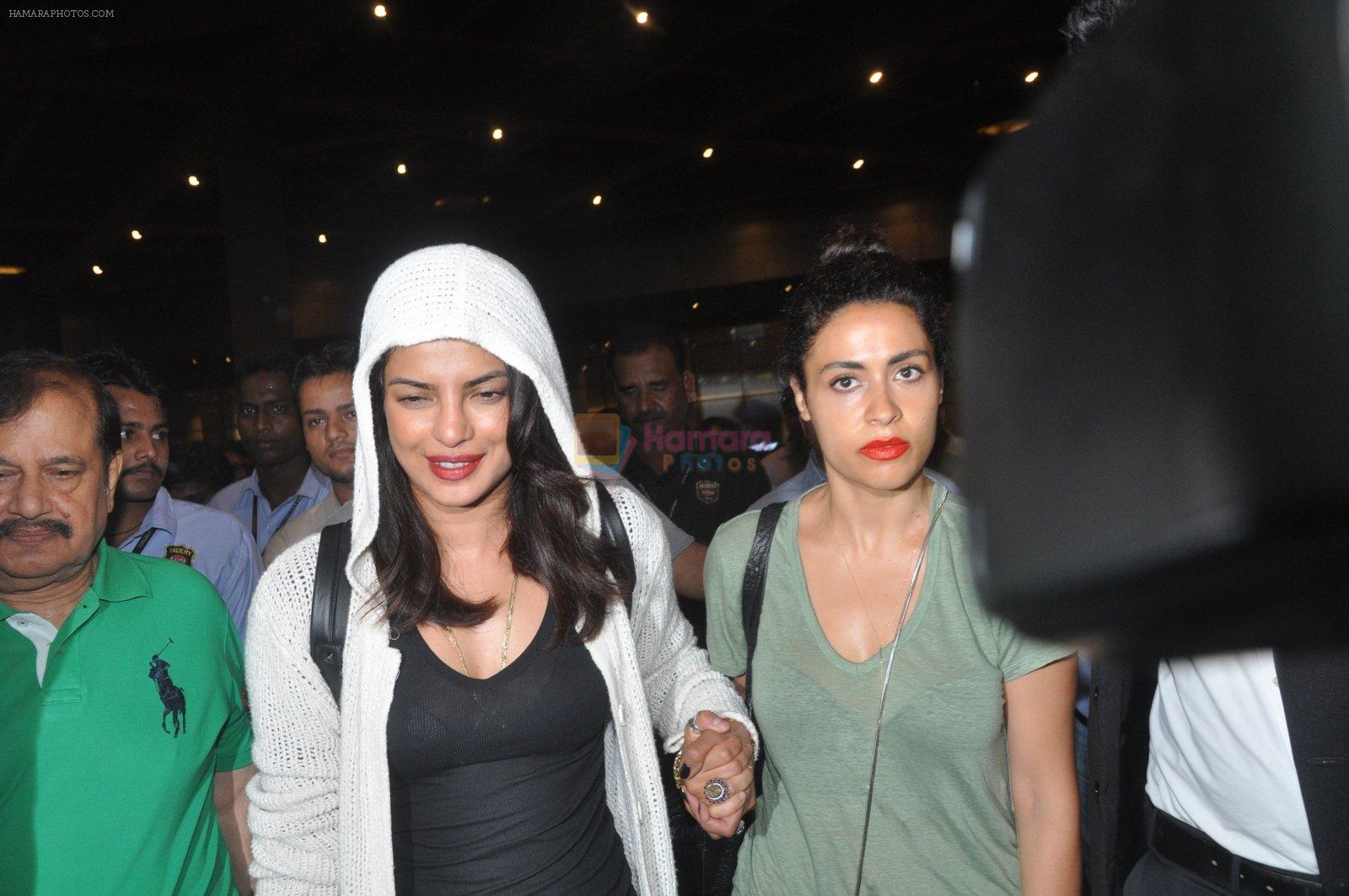 Priyanka Chopra snapped at airport in Mumbai on 27th May 2016