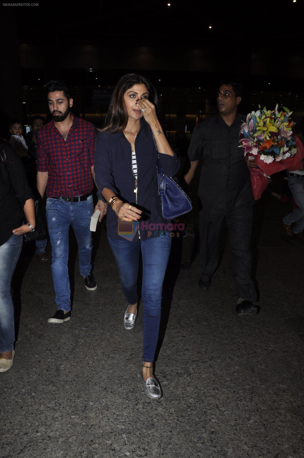 Shilpa Shetty snapped at airport in Mumbai on 28th May 2016