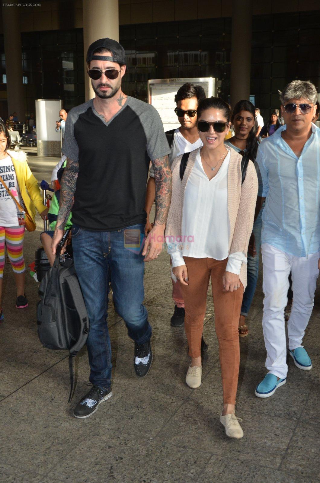 Sunny Leone snapped at airport on 29th May 2016