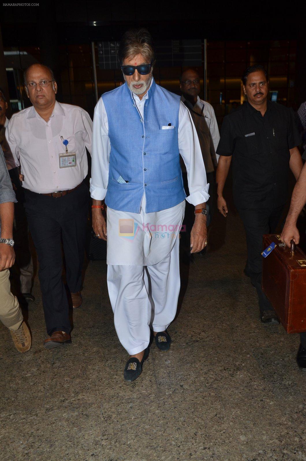 Amitabh Bachchan snapped at airport on 29th May 2016