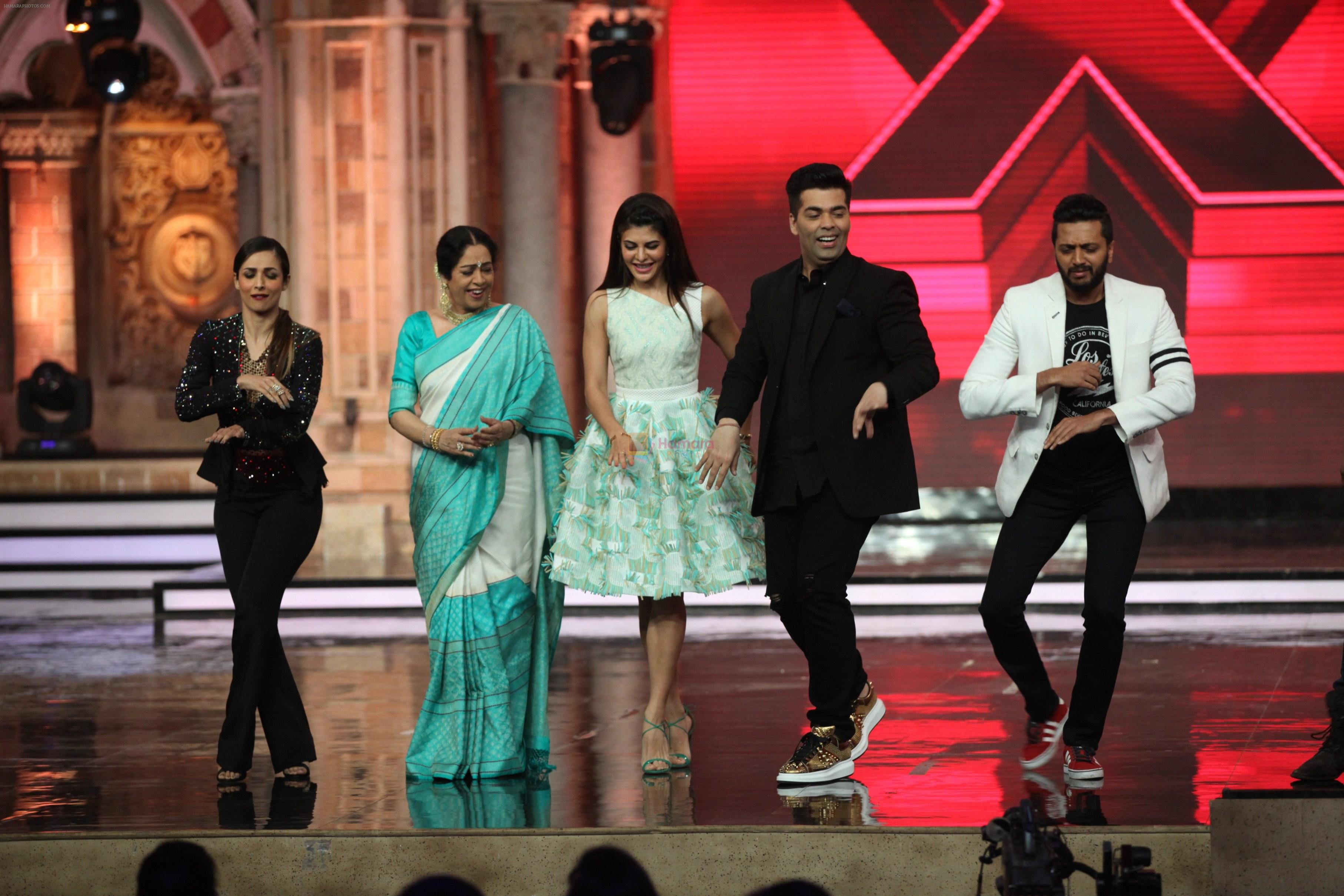 Jacqueline Fernandez, Riteish Deshmukh, Akshay Kumar, Abhishek Bachchan at the promotion of Housefull 3 on the sets of India's got Talent in Mumbai on 30th May 2016
