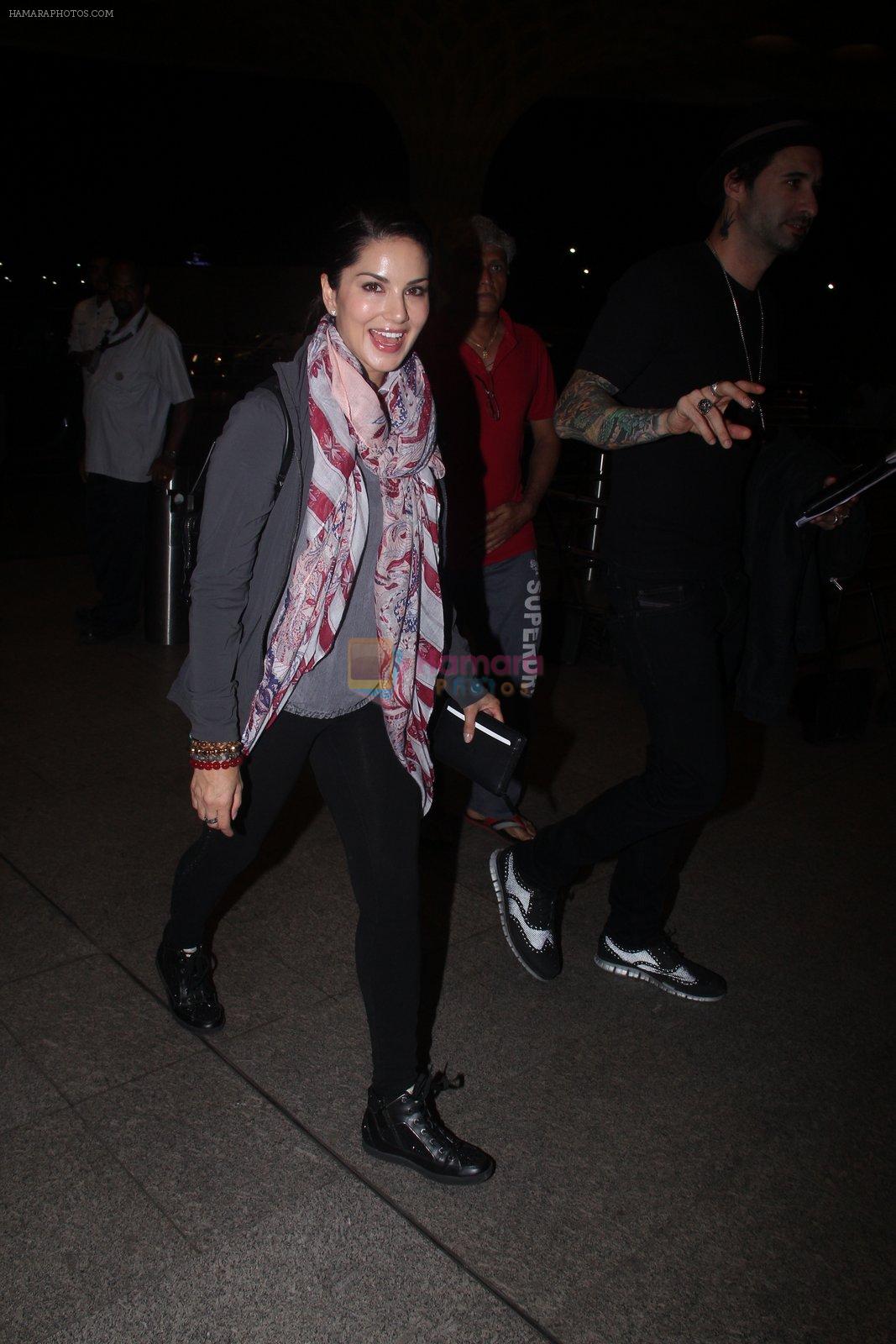Sunny Leone snapped at airport  in Mumbai on 31st May 2016