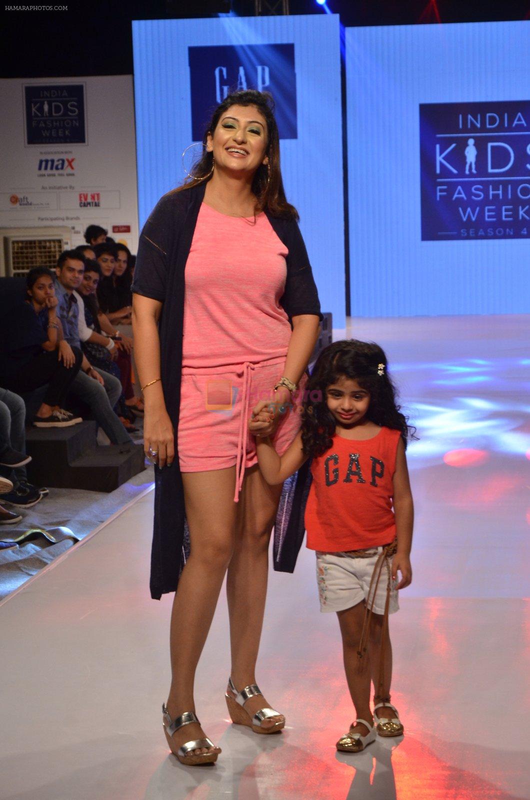 Juhi Parmar on ramp for Kids fashion week on 3rd June 2016