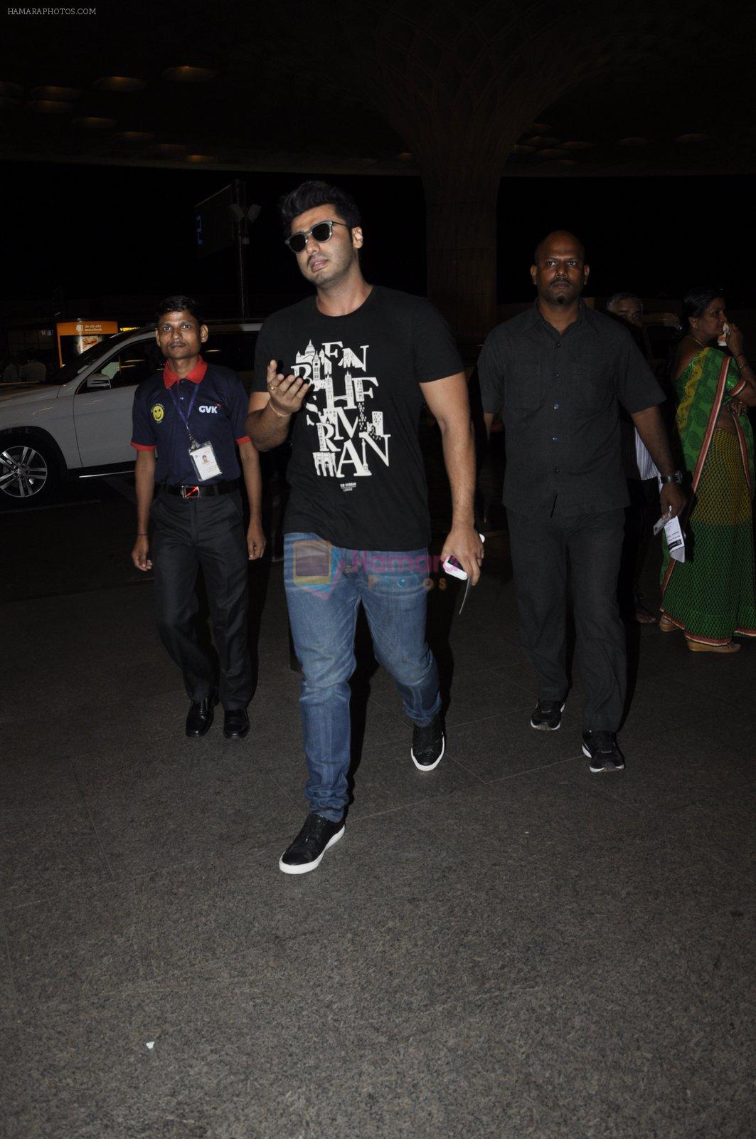 Arjun Kapoor snapped at airport in Mumbai on 5th June 2016