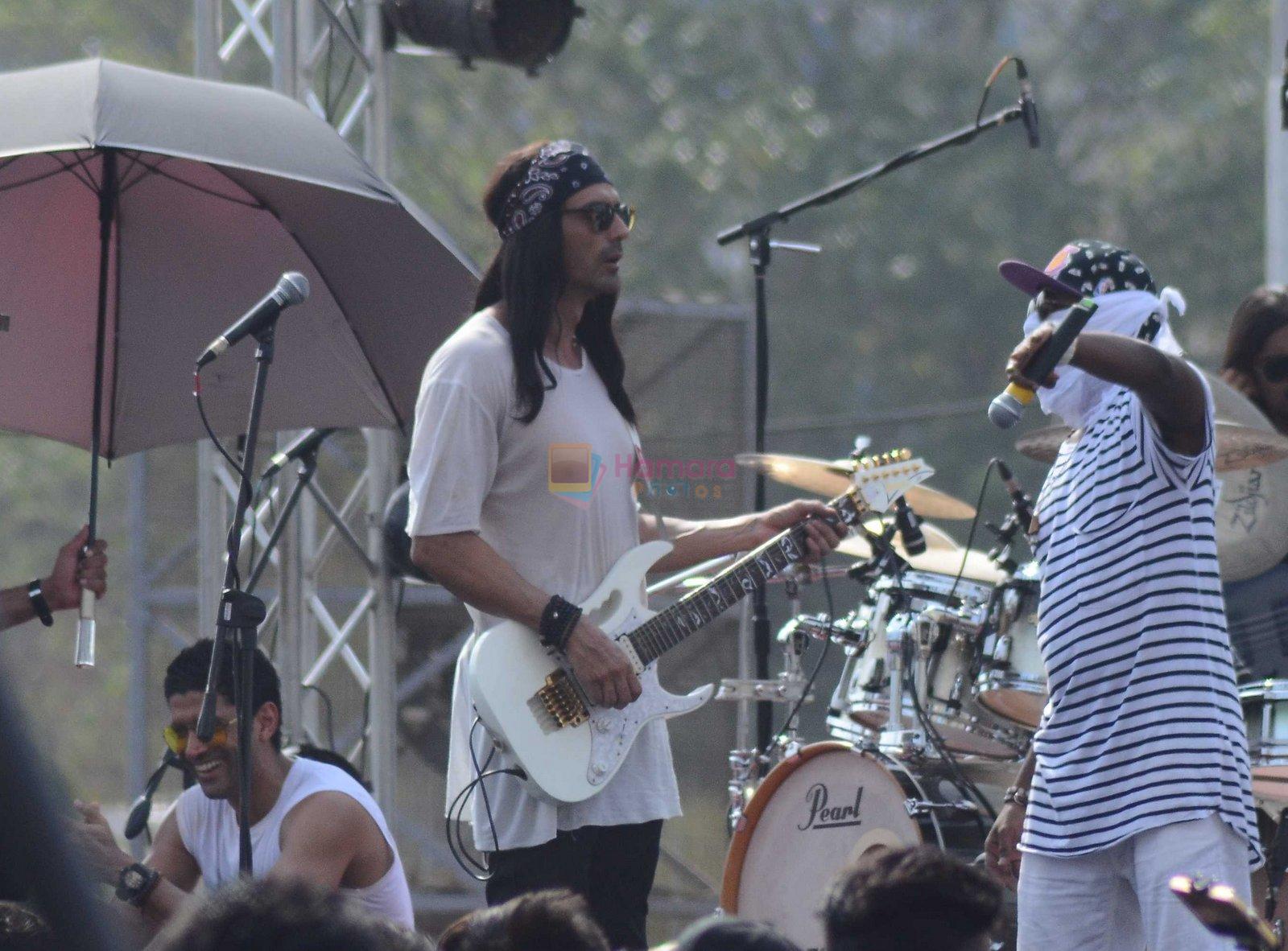 Arjun Rampal at Rock On on location on 8th June 2016