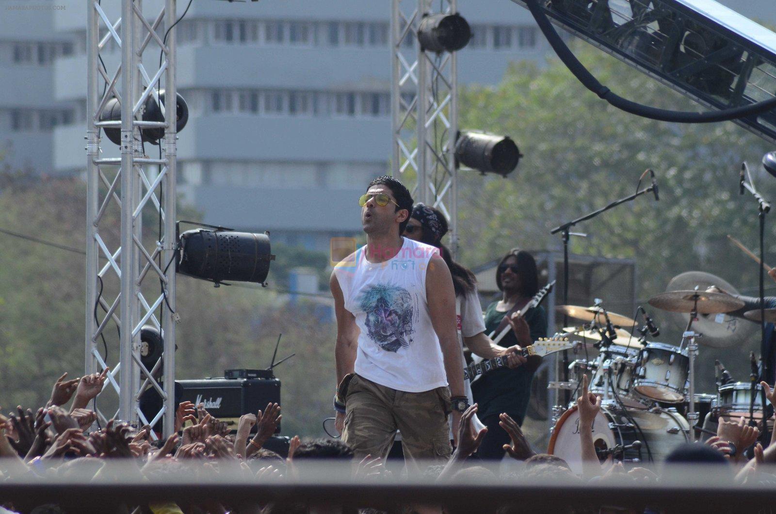 Farhan Akhtar at Rock On on location on 8th June 2016